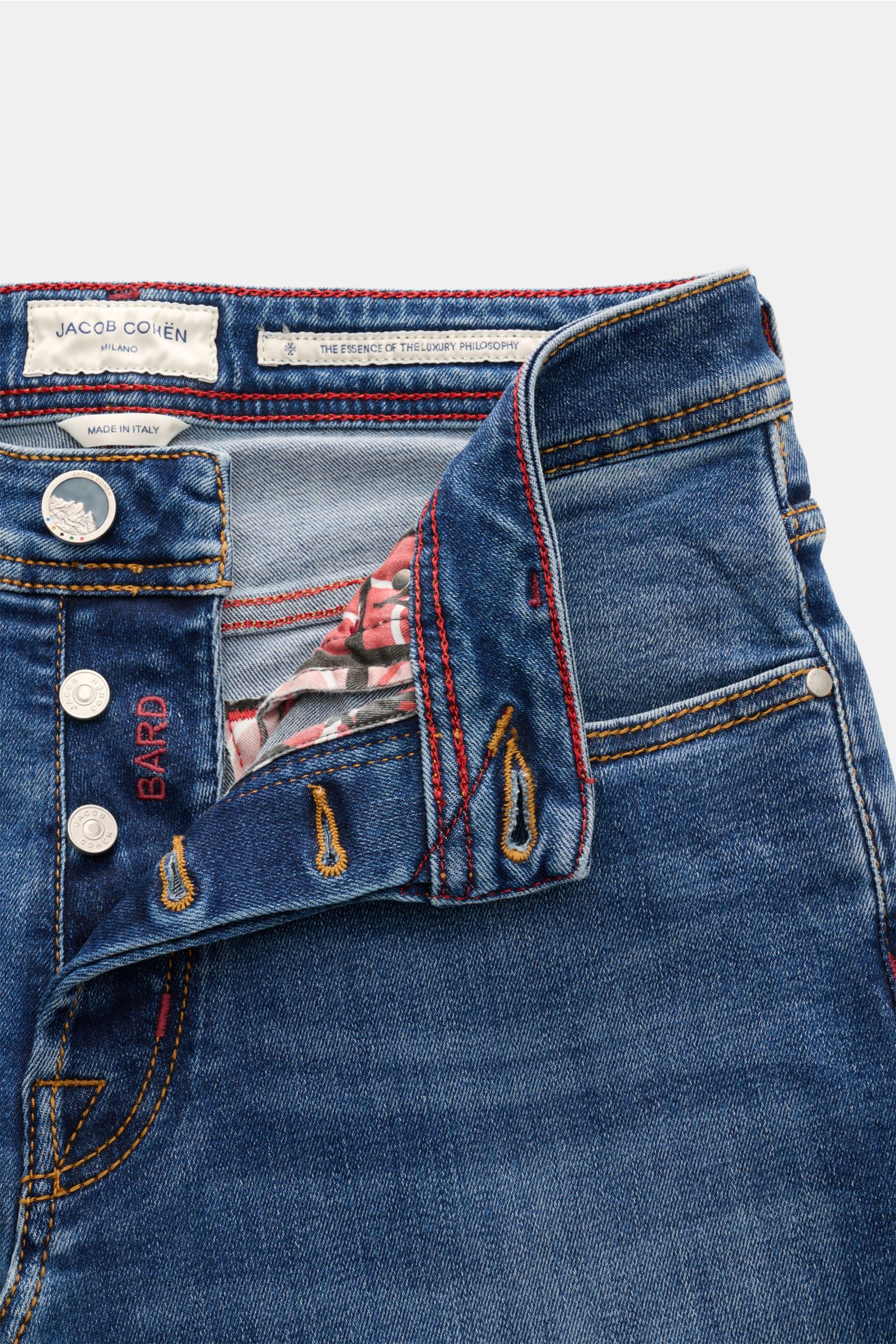 Jacob Cohen Jeans 'Bard' blau, Frontansicht mit aufgeklapptem Button Fly, Baumwoll-Microfaser-Mix, Slim Fit, rote Kontrastnähte, Five-Pocket-Stil, Innenfutter inspiriert von Olympischen Winterspielen.