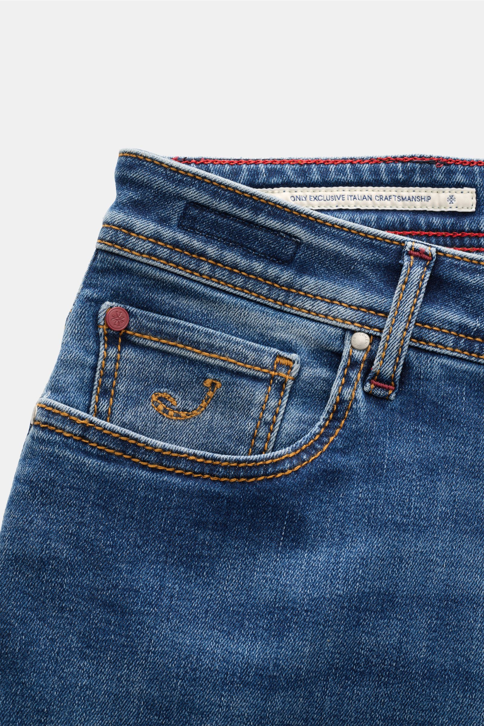 Jacob Cohen Jeans 'Bard' blau, Detailaufnahme der Fronttasche mit orangefarbenen Nähten, Button Fly, Slim Fit, Baumwoll-Microfaser-Mix.