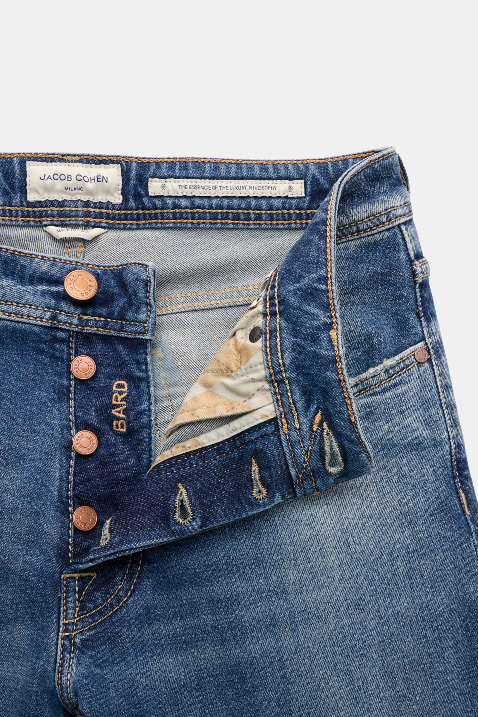 Jacob Cohen Jeans 'Bard' rauchblau frontale Nahaufnahme mit Button Fly, Five-Pocket-Stil, Münztasche mit Initial, Leather-Patch, Baumwoll-Denim, Slim Fit, Used-Look, elastisch, weicher Griff.