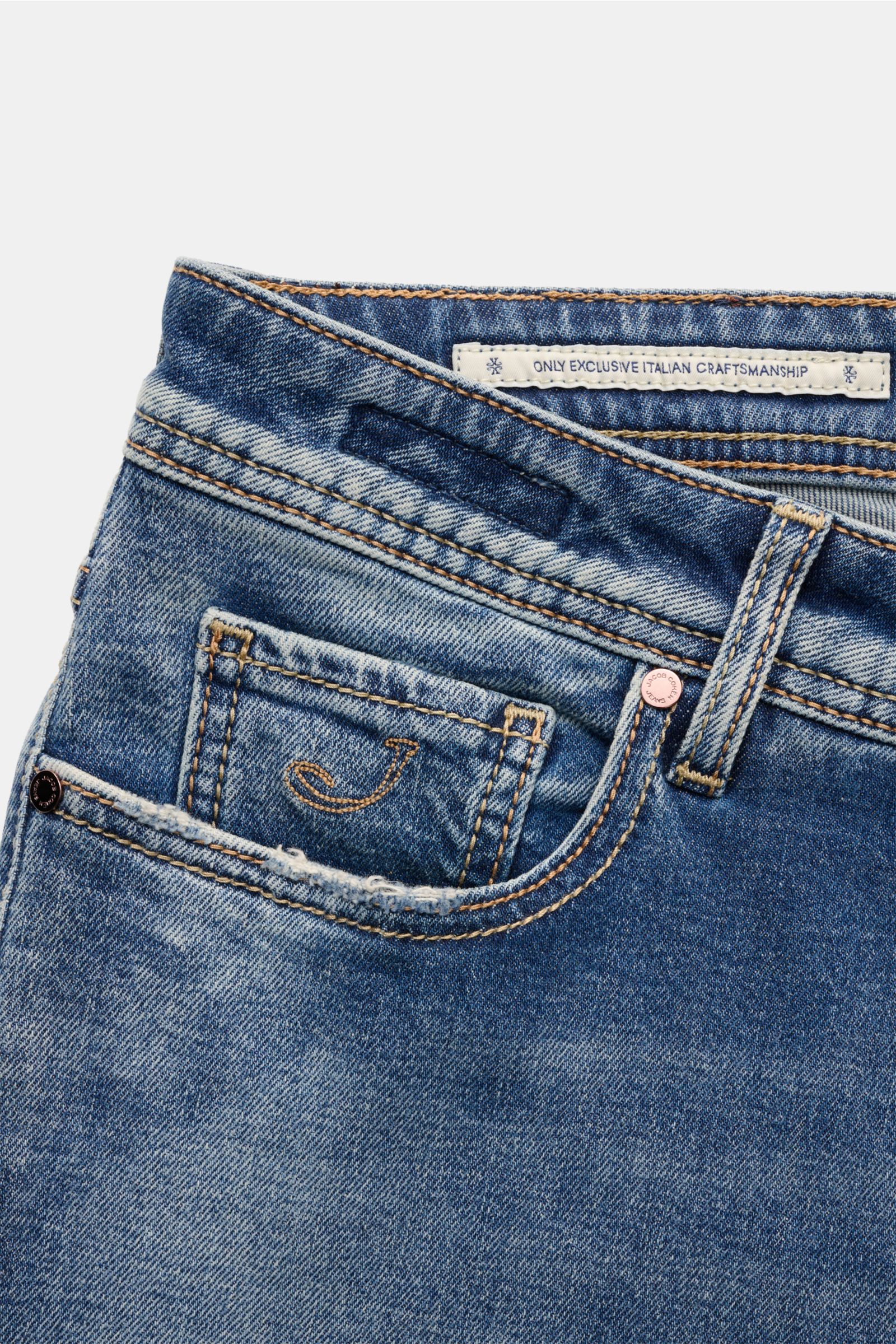 Jacob Cohen Jeans 'Bard' rauchblau, Front nah, Denim aus Baumwolle, leicht elastisch, weicher Griff, Used-Waschung, Slim Fit, Button Fly, Five-Pocket, Münztasche mit Initial, Leather-Patch.