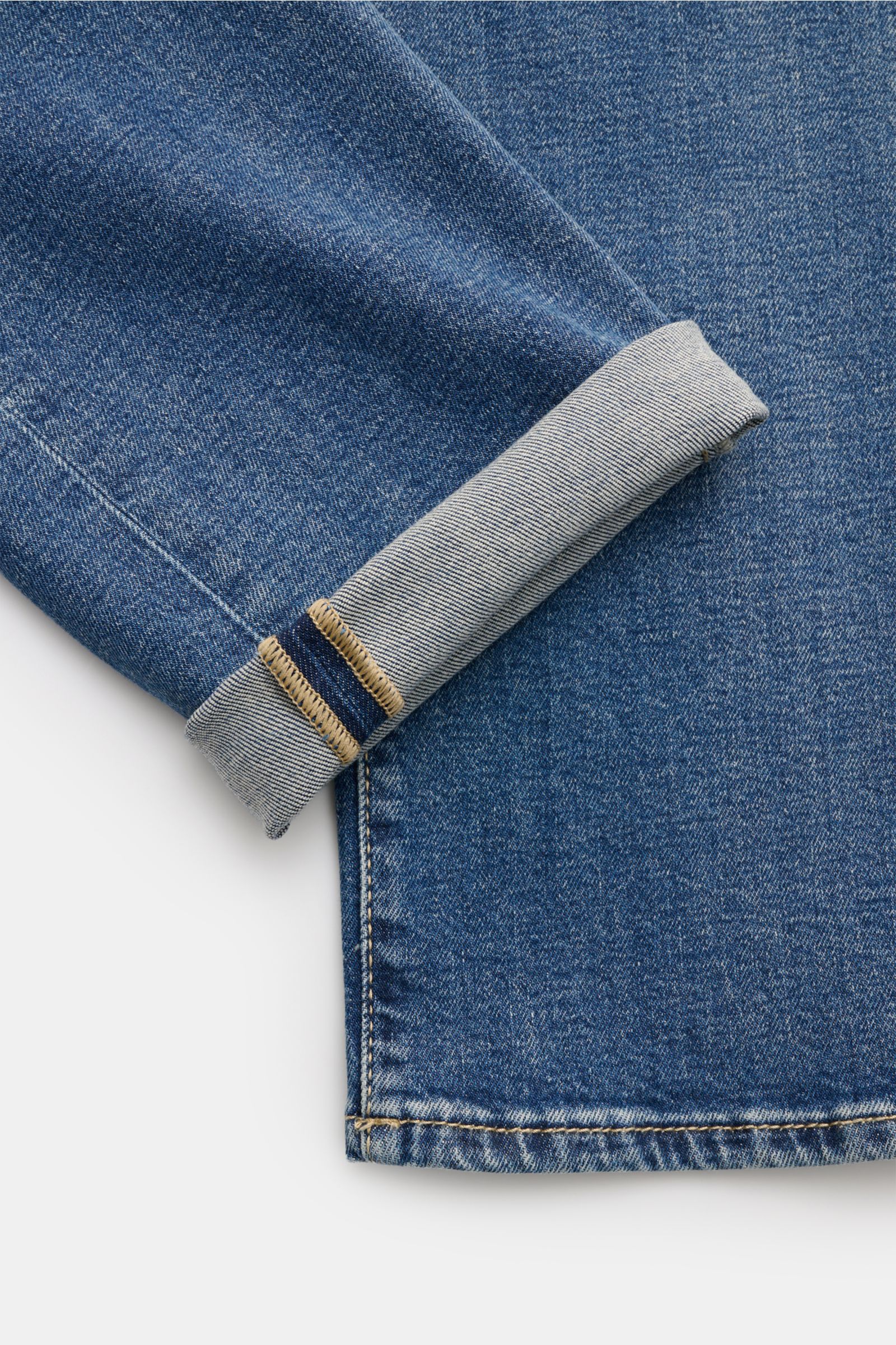 Jacob Cohen Jeans 'Bard' rauchblau, Nahaufnahme vom Beinumschlag, Denim aus Baumwolle, leicht elastisch, weicher Griff, Used-Waschung, Slim Fit, Button Fly, Five-Pocket, Münztasche mit Initial, Leather-Patch mit Rautenmuster.
