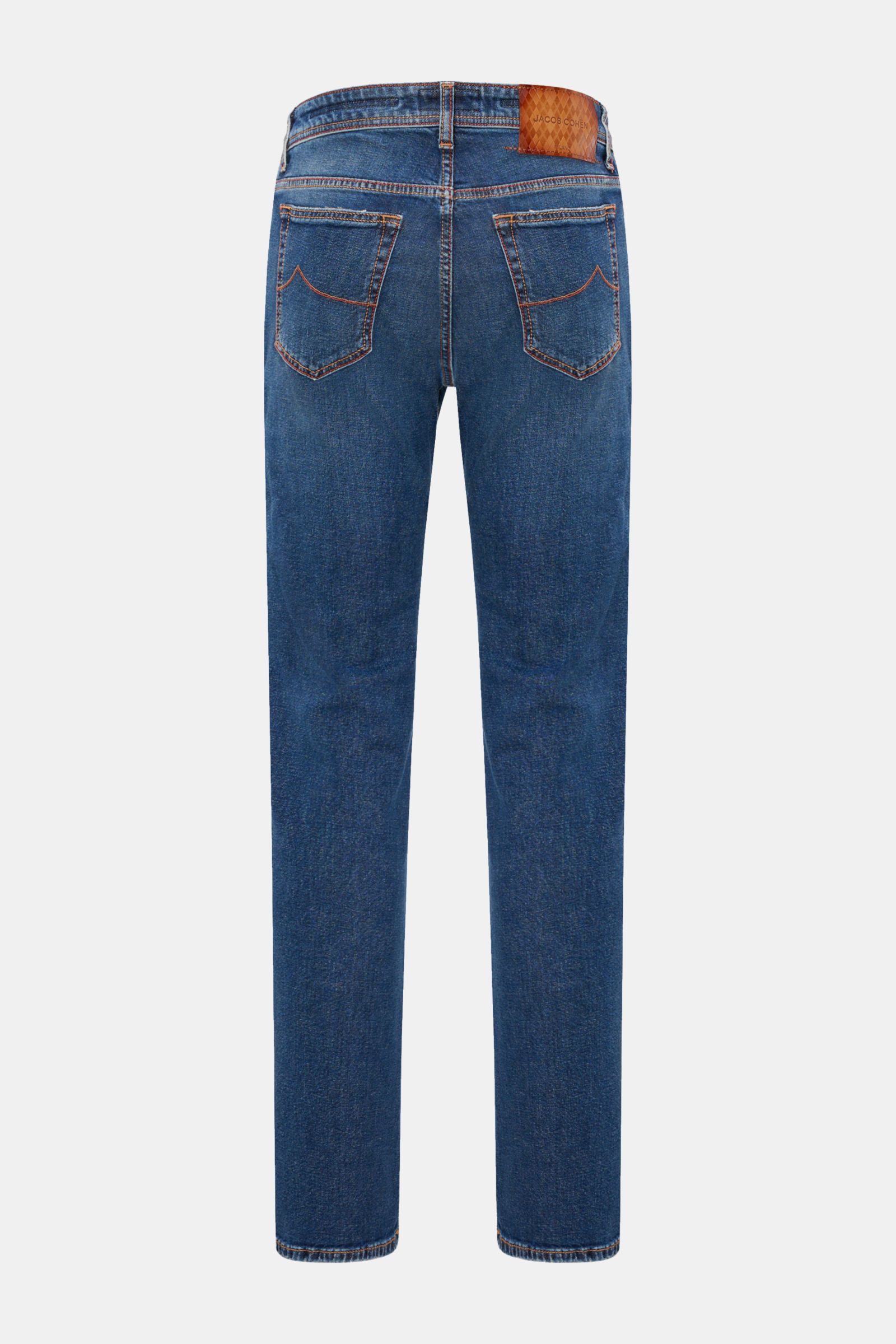 Jacob Cohen Jeans 'Bard' dunkelblau von hinten, Denim aus Baumwolle, leicht elastisch, weich, Slim Fit, Used-Waschung, Button Fly, Five-Pocket, Münztasche mit Initial, Leather-Patch mit Rautenmuster.