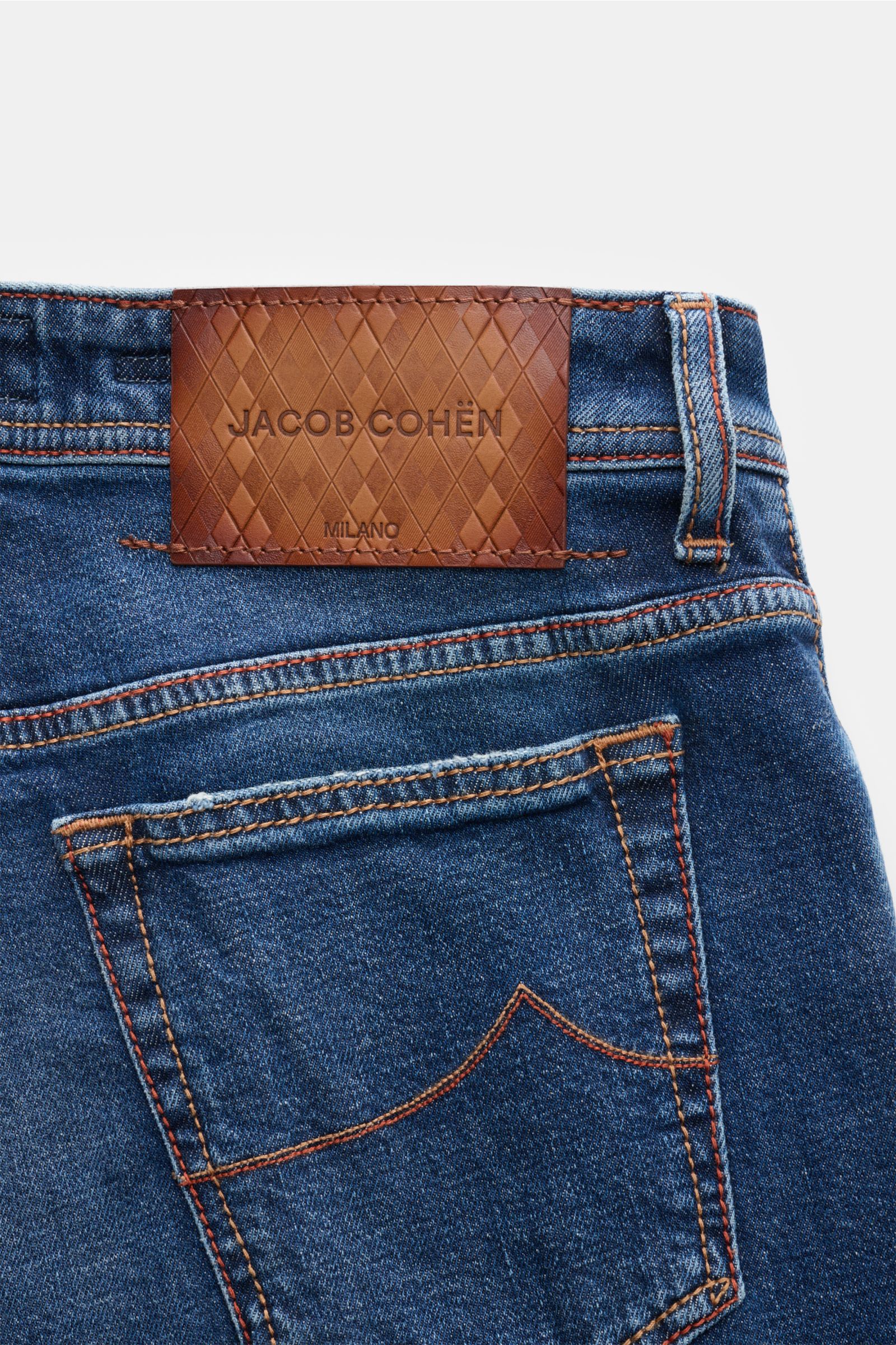 Jacob Cohen Jeans 'Bard' dunkelblau, Rückansicht mit Five-Pocket-Stil, Denim aus Baumwolle, weich, elastisch, Slim Fit, Used-Waschung, Button Fly, Münztasche mit Initial, Leather-Patch mit Rautenmuster.