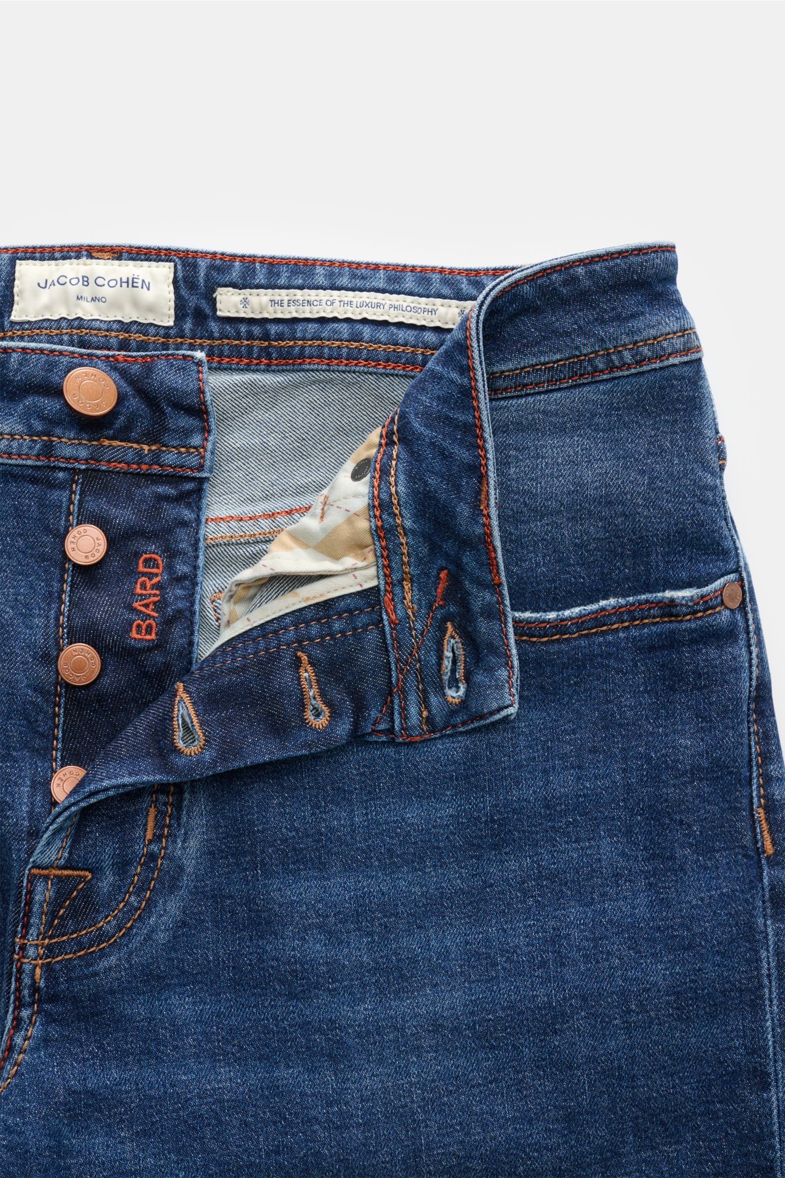 Nahaufnahme von Jacob Cohen Jeans 'Bard' dunkelblau, Denim aus Baumwolle, leicht elastisch, weicher Griff, authentische Used-Waschung, Slim Fit, Button Fly, Five-Pocket-Stil, Münztasche mit Initial, Leather-Patch mit Rautenmuster.