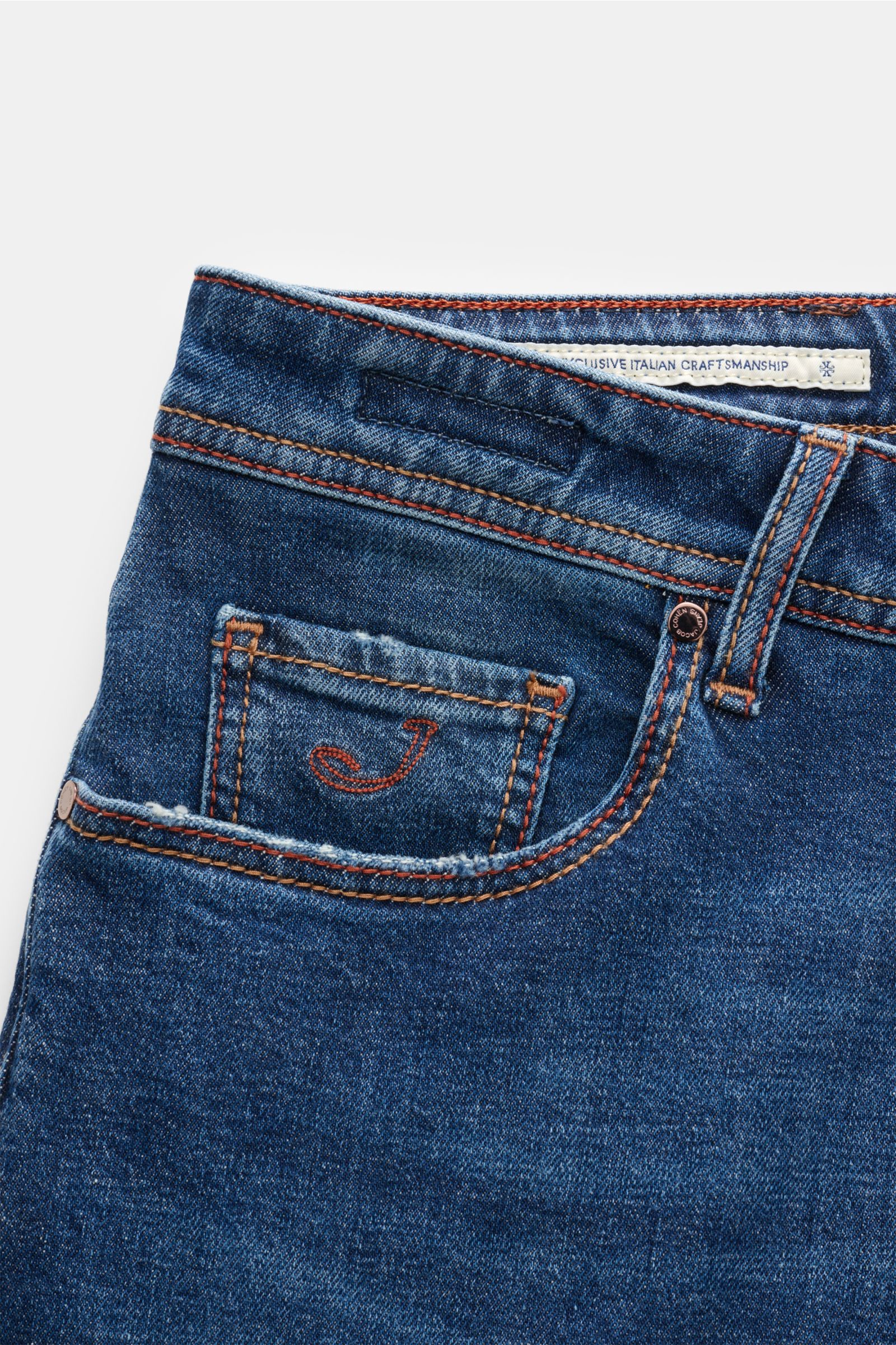 Jacob Cohen Jeans 'Bard' dunkelblau, Nahaufnahme frontale Perspektive, Denim aus Baumwolle, leicht elastisch, weicher Griff, authentische Used-Waschung, Slim Fit, schmal zulaufend, Button Fly, Five-Pocket, Münztasche mit Initial, Leather-Patch mit Rautenm