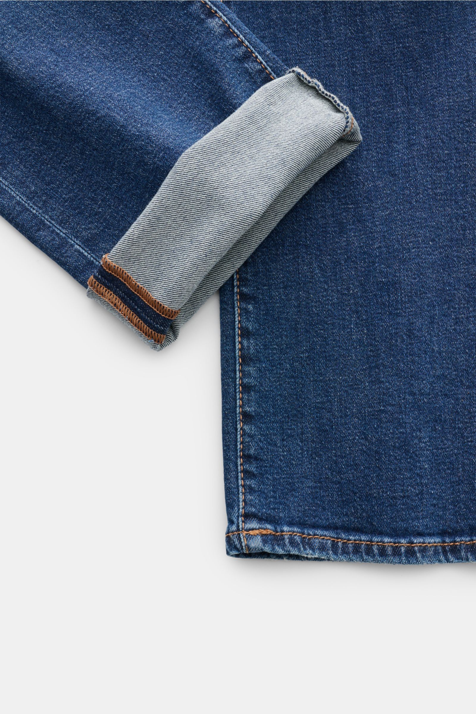 Jacob Cohen Jeans 'Bard' dunkelblau, Detailaufnahme vom Bein mit aufgekrempeltem Saum, Denim aus Baumwolle, weich, slim Fit, Used-Look.