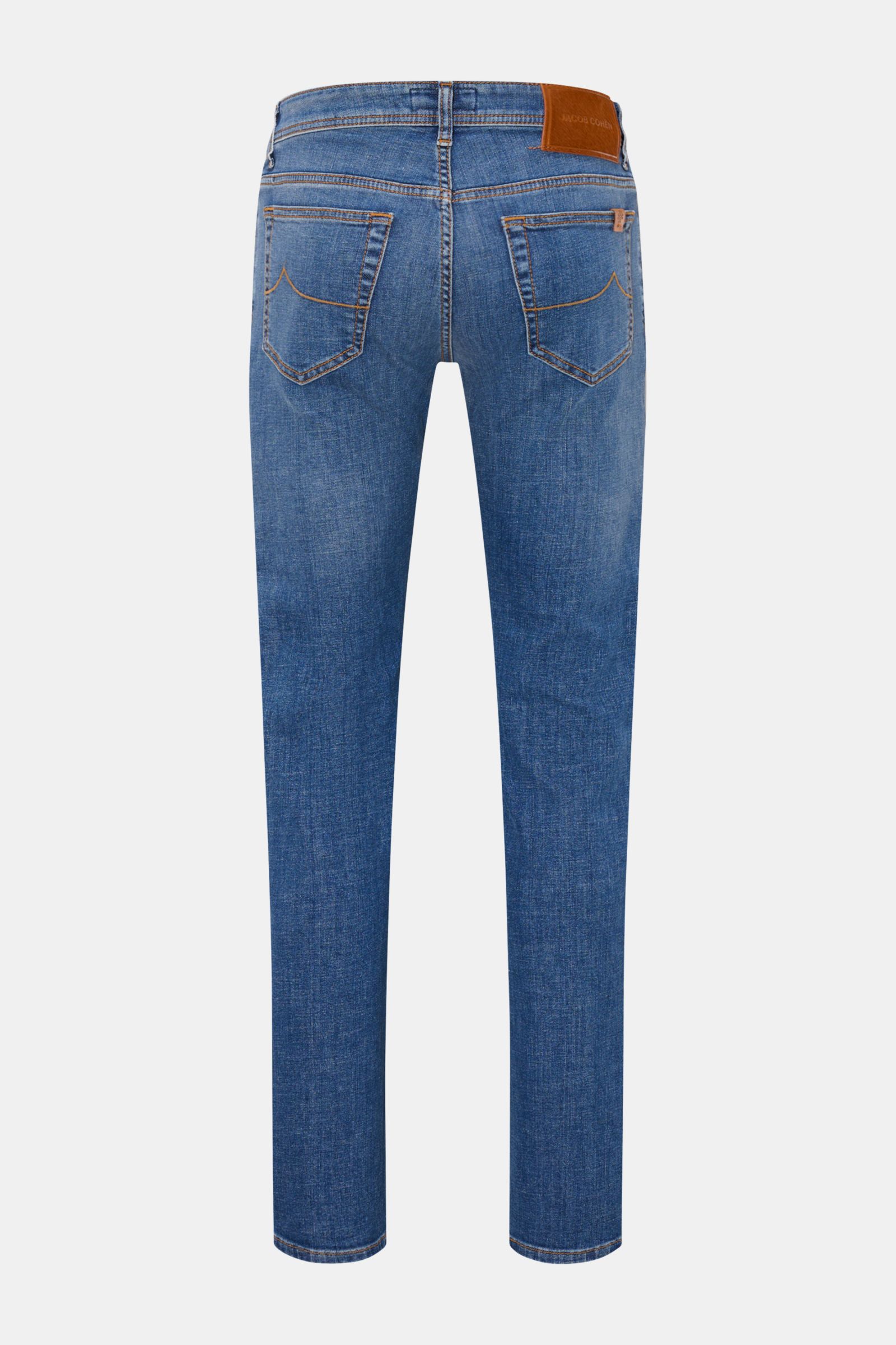 Back view of Jacob Cohen Jeans 'Bard' blau, denim aus Baumwolle, leicht elastische Qualität, weicher Griff, leichte Used-Waschung, Slim Fit, schmal zulaufend, Button Fly, Five-Pocket-Stil, Münztasche mit Initial, Kalbfell-Patch.