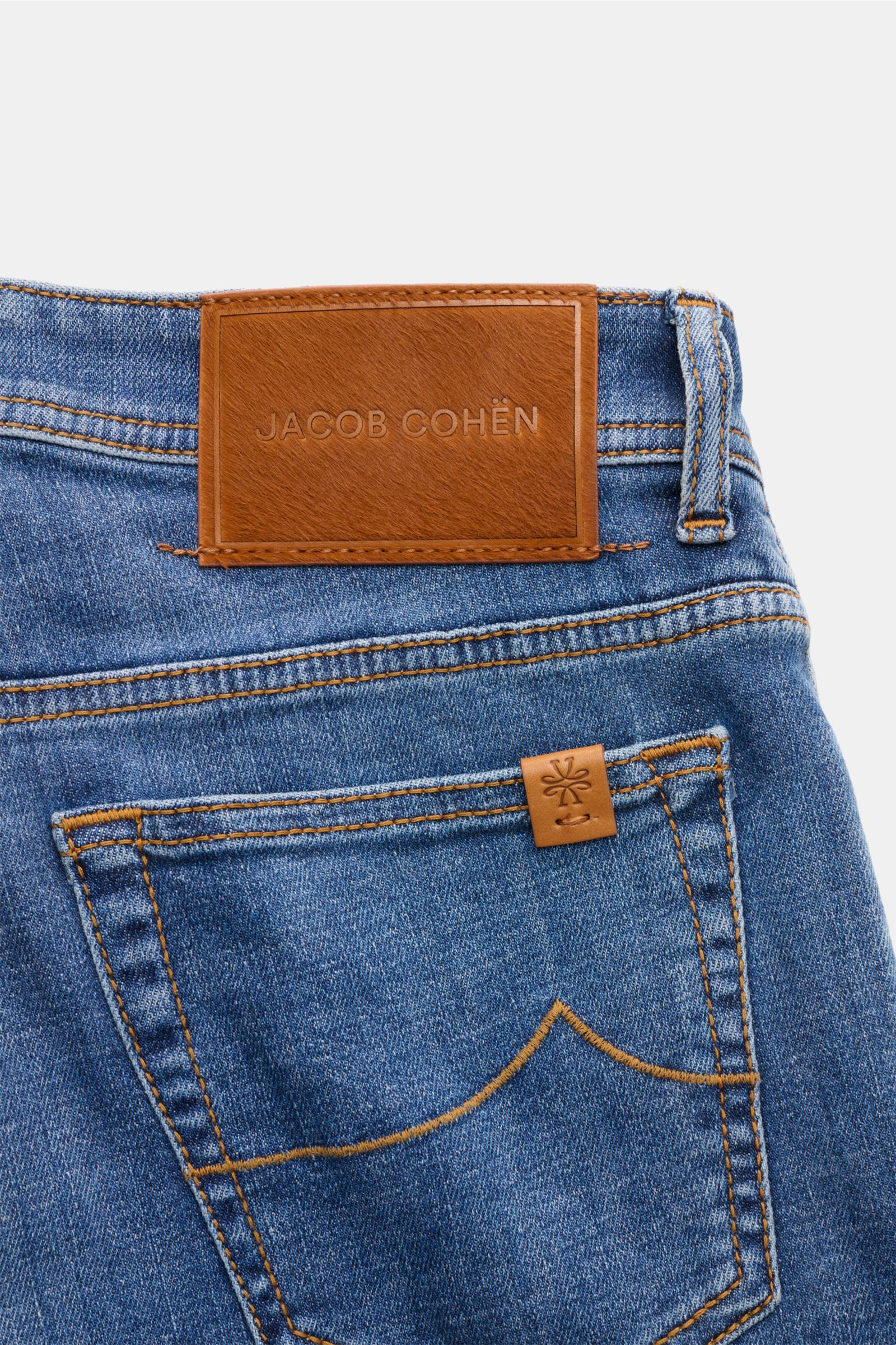 Back close-up view of Jacob Cohen Jeans 'Bard' blau showing denim aus Baumwolle, leicht elastische Qualität, weicher Griff, leichte Used-Waschung, Slim Fit, schmal zulaufend, Button Fly, Five-Pocket-Stil, Münztasche mit Initial, Kalbfell-Patch.