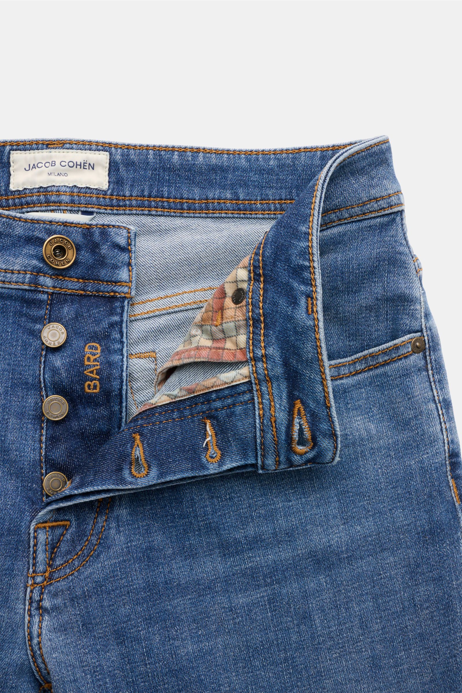 Close-up front view of Jacob Cohen Jeans 'Bard' blau, denim aus Baumwolle, leicht elastische Qualität, weicher Griff, leichte Used-Waschung, Slim Fit, schmal zulaufend, Button Fly, Five-Pocket-Stil, Münztasche mit Initial, Kalbfell-Patch.