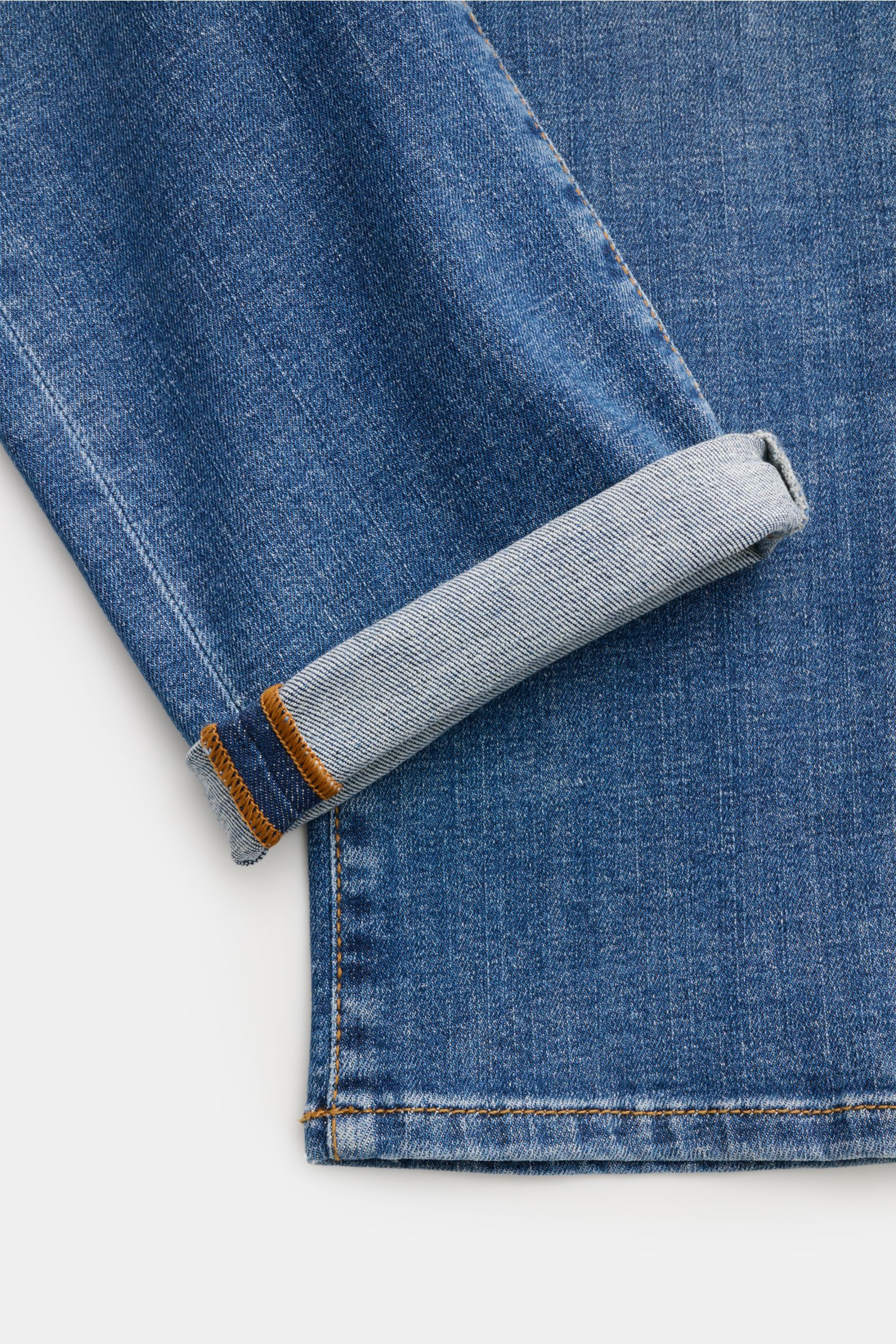 Close-up front view of the cuff of Jacob Cohen Jeans 'Bard' blau, showing denim aus Baumwolle, leicht elastische Qualität, weicher Griff, leichte Used-Waschung, Slim Fit, schmal zulaufend, Button Fly, Five-Pocket-Stil, Münztasche mit Initial, Kalbfell-Pat