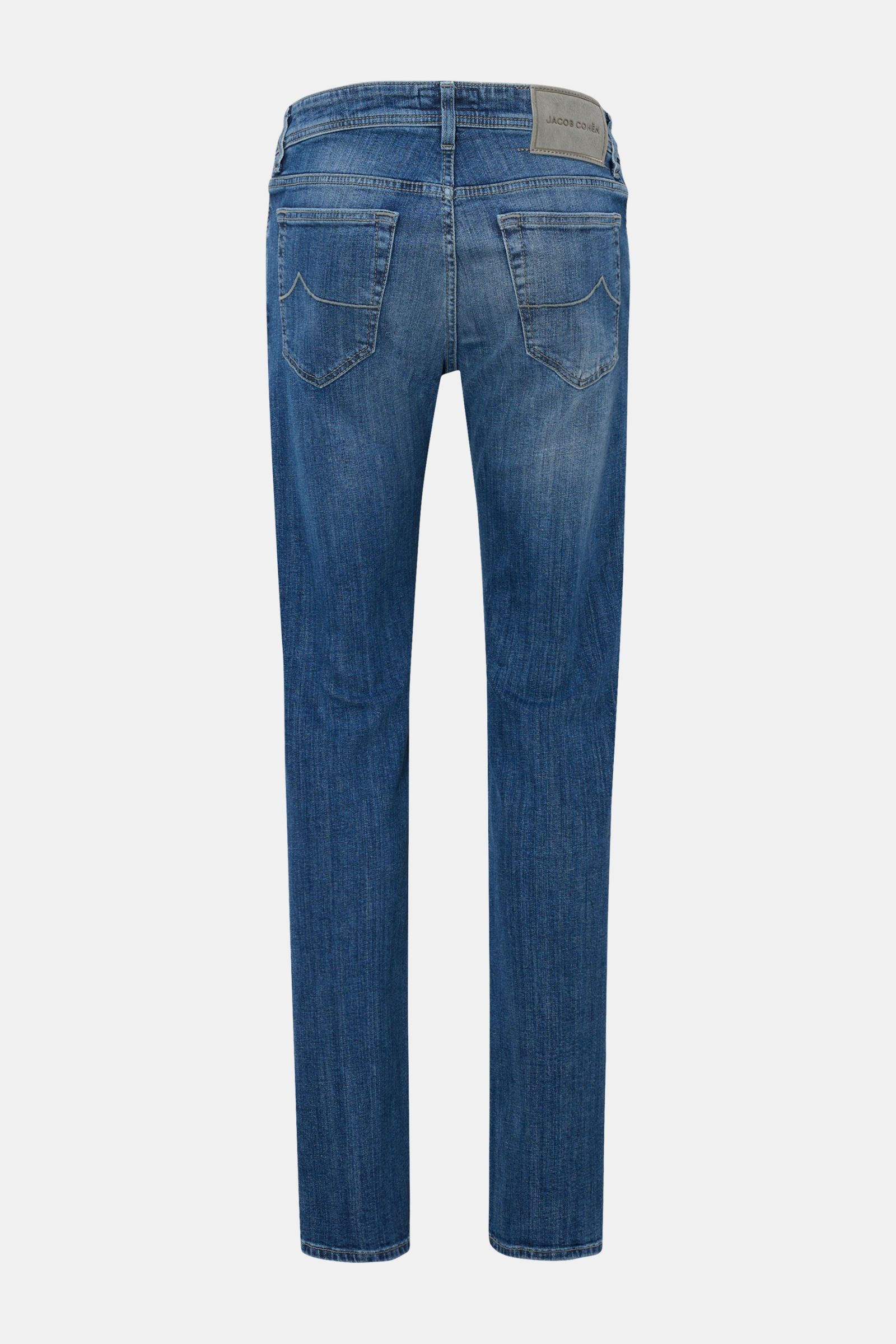 Jacob Cohen Jeans 'Bard' blau von hinten, Denim aus Baumwolle, Slim Fit, schmal zulaufend, Button Fly, Five-Pocket, Münztasche mit Initial, Gesäßtaschen mit Stitching, Leather Patch in Ponyfell-Optik, leicht elastische Qualität, griffige Haptik.