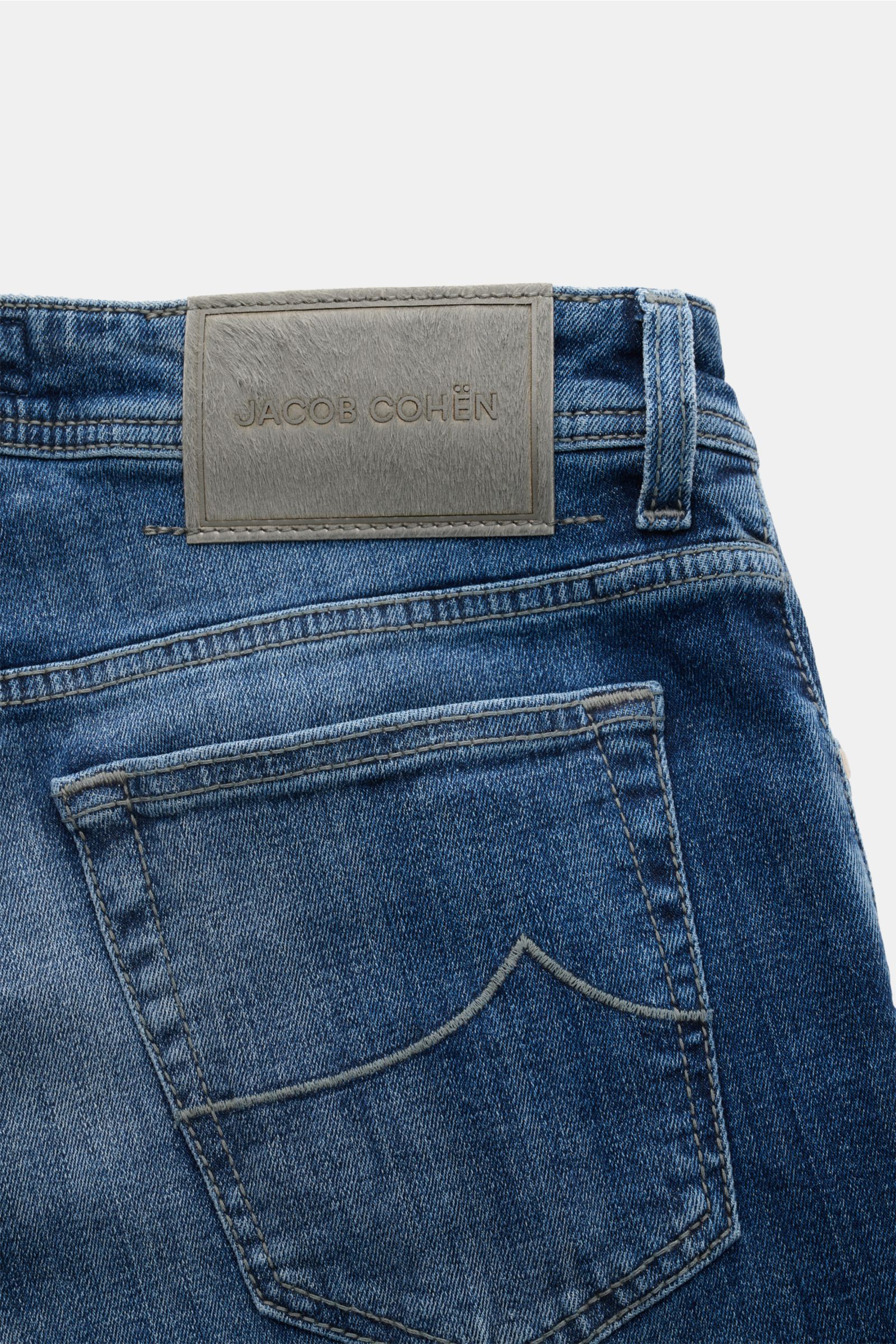 Jacob Cohen Jeans 'Bard' blau, Rückansicht mit Gesäßtasche, Denim aus Baumwolle, leicht elastisch, slim fit, schmal zulaufend, Button Fly, Five-Pocket, Münztasche mit Initial, Gesäßtaschen mit Stitching, Leather Patch in Ponyfell-Optik.