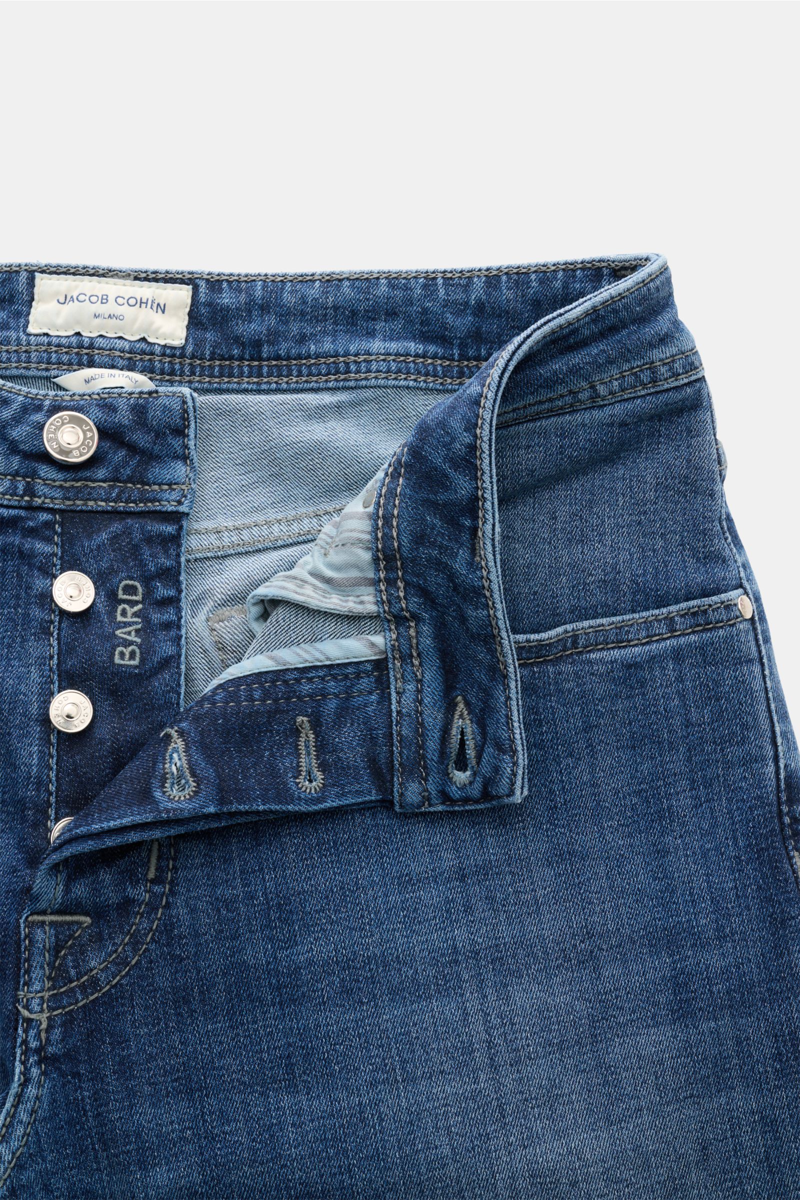 Jacob Cohen Jeans 'Bard' blau aus Baumwoll-Denim, Slim Fit, schmal zulaufend, Button Fly, Five-Pocket-Stil, Münztasche mit Initial, Gesäßtaschen mit Stitching, Leather Patch in Ponyfell-Optik, Detailaufnahme des geöffneten Bunds.