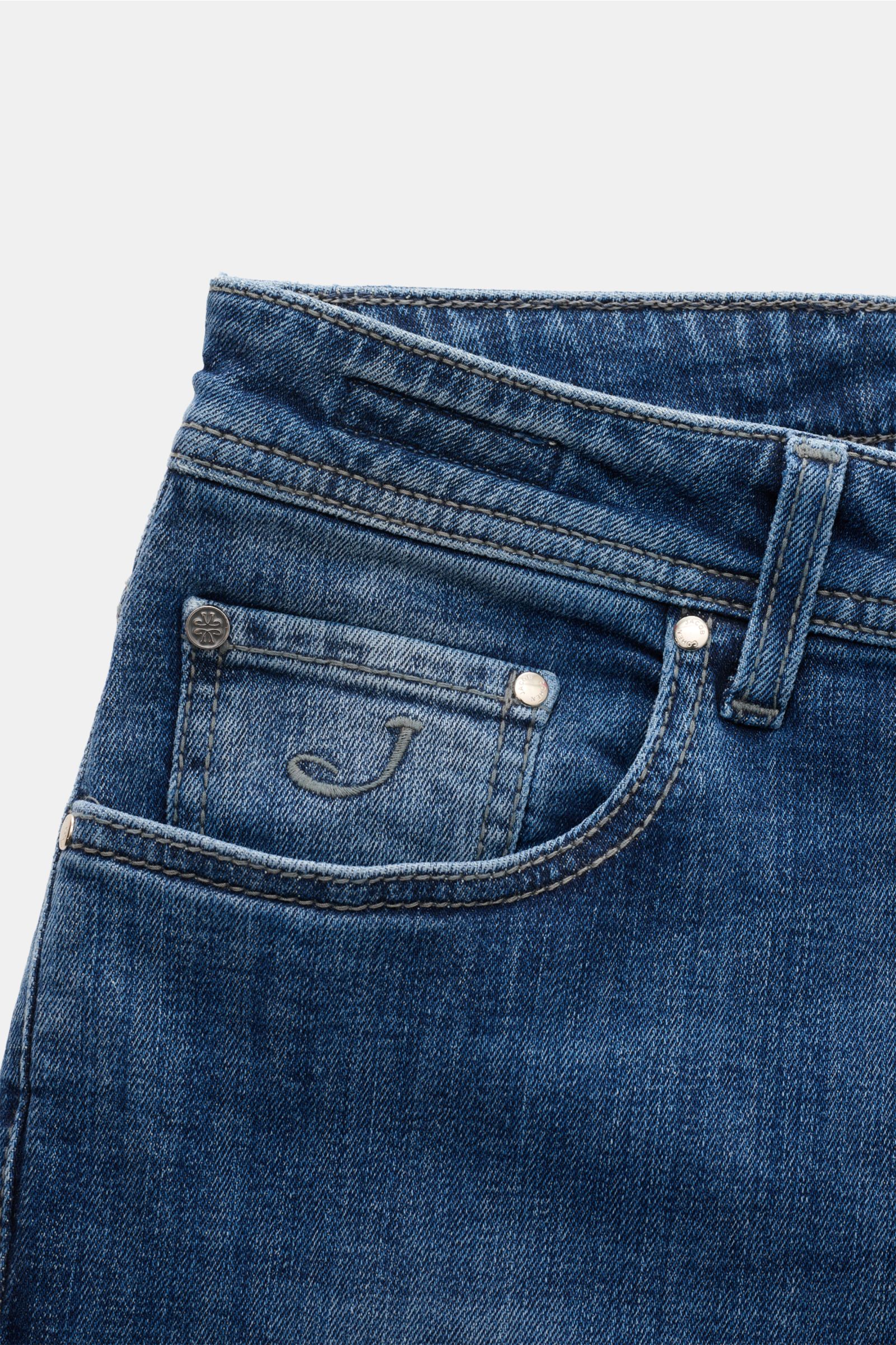 Jacob Cohen Jeans 'Bard' blau, Detailaufnahme von vorne oben, Denim aus Baumwolle, leicht elastisch, Slim Fit, schmal zulaufend, Button Fly, Five-Pocket-Stil mit Münztasche und Initial, Gesäßtaschen mit Stitching, Leather Patch in Ponyfell-Optik.