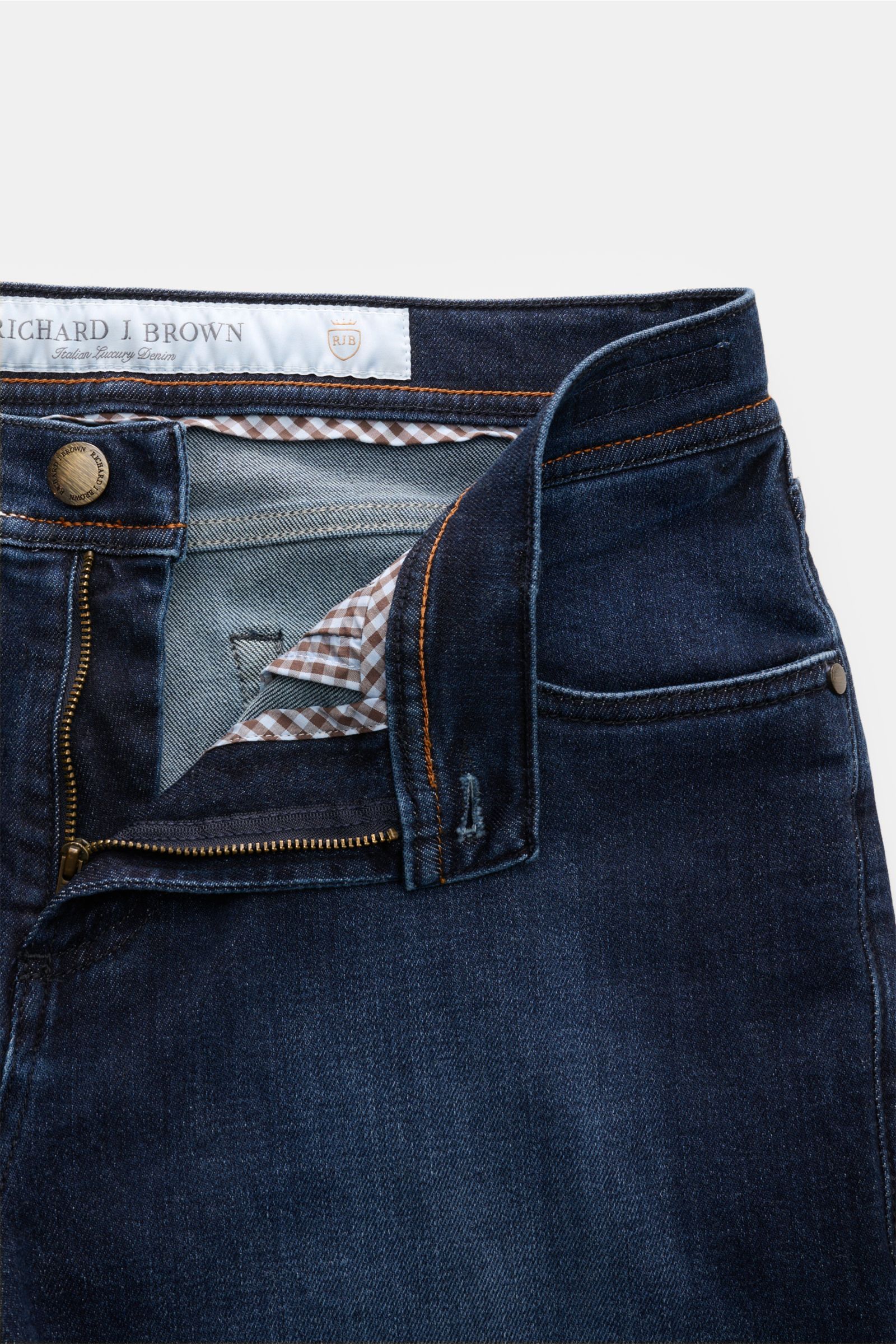 Richard J. Brown Jeans 'Milano' navy shown from front close-up with zipper open, denim aus Baumwolle und Cashmere, leicht elastische Qualität, weicher Griff, Slim Fit, leicht schmal zulaufend, Reißverschluss und Bundknopf, Five-Pocket-Stil, Münztasche mit