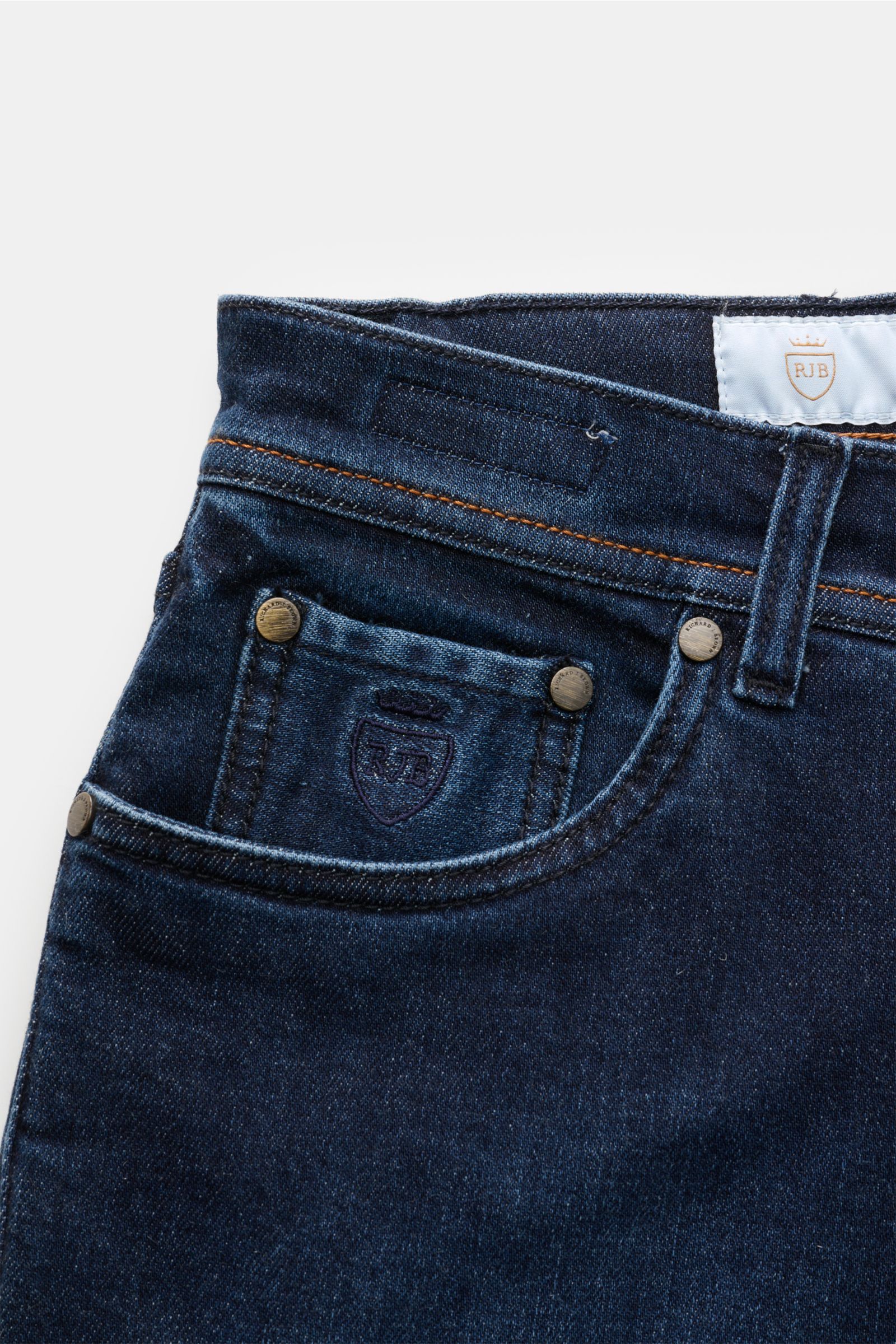 Close-up front view of the Richard J. Brown Jeans 'Milano' navy, made of denim aus Baumwolle und Cashmere, leicht elastische Qualität, weicher Griff, Slim Fit, leicht schmal zulaufend, featuring Reißverschluss und Bundknopf, Five-Pocket-Stil, Münztasche m
