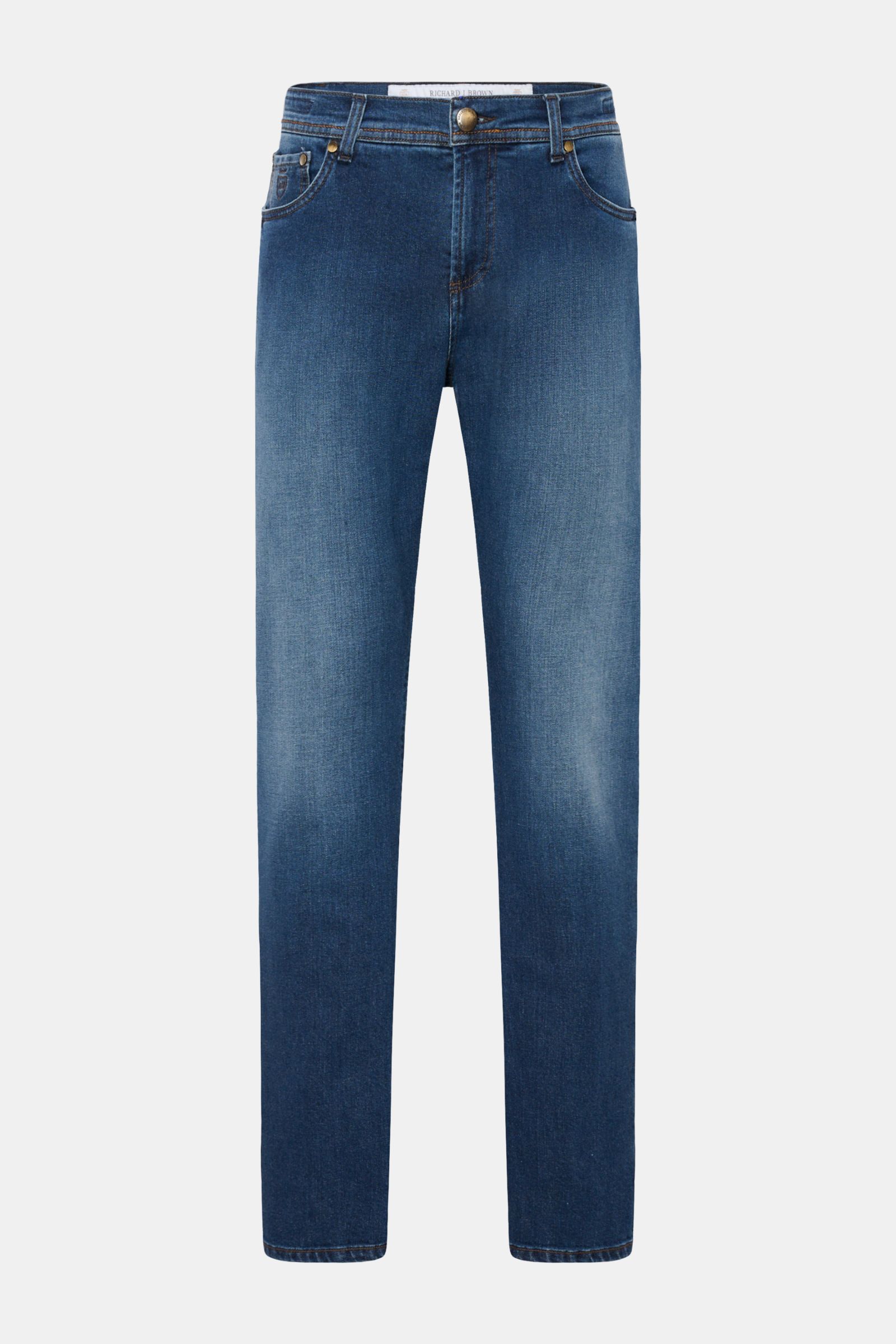 Richard J. Brown Jeans 'Milano' dunkelblau, frontal fotografiert, Slim Fit, Five-Pocket-Stil, Denim aus Baumwolle und Cashmere, weich, leicht elastisch, Münztasche mit Logo-Stitching, Reißverschluss, Bundknopf, Leather Patch, leicht schmal zulaufend.