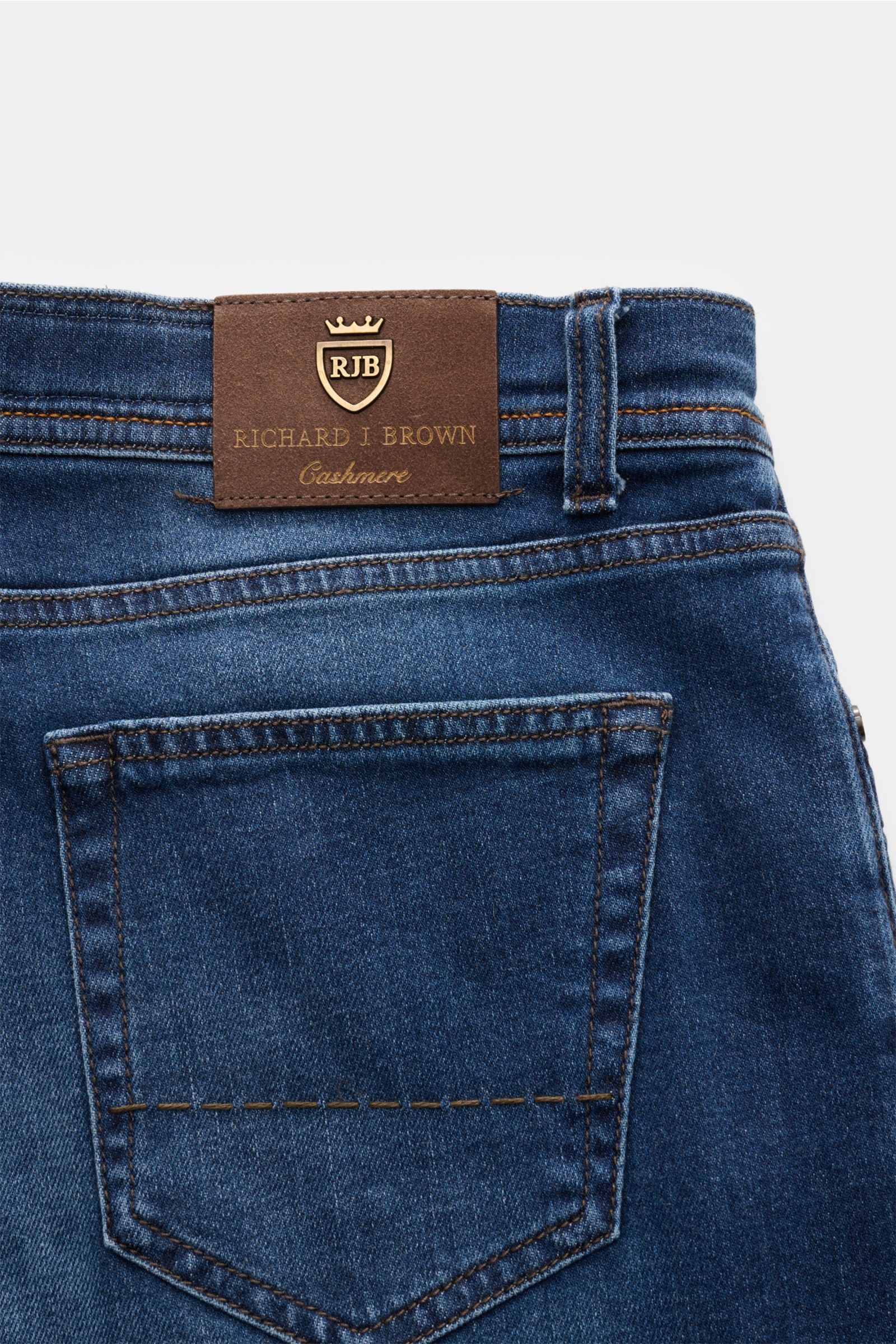 Richard J. Brown Jeans 'Milano' dunkelblau, Detailaufnahme Rückseite mit Leder-Patch, Five-Pocket-Stil, Baumwolle-Cashmere, Slim Fit, elastisch, weicher Griff.