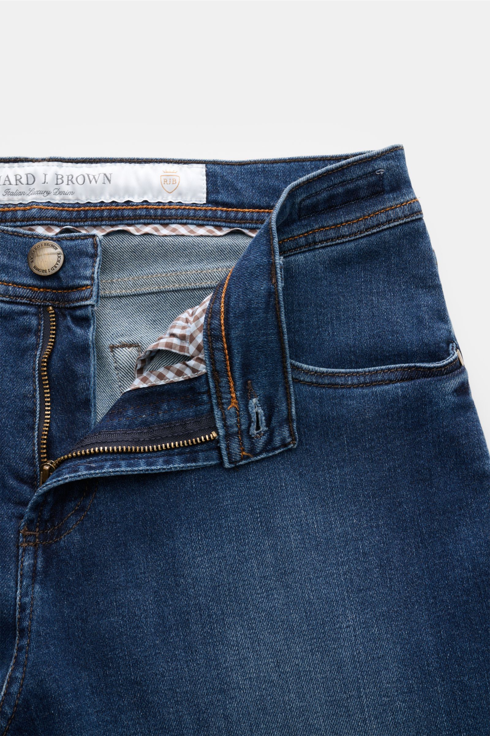 Richard J. Brown Jeans 'Milano' dunkelblau, Slim Fit, Five-Pocket-Stil, Baumwolle und Cashmere, weich, leicht elastisch, Reißverschluss, Bundknopf, Münztasche mit Logo-Stitching, Leather Patch, Detailfoto von vorne oben.