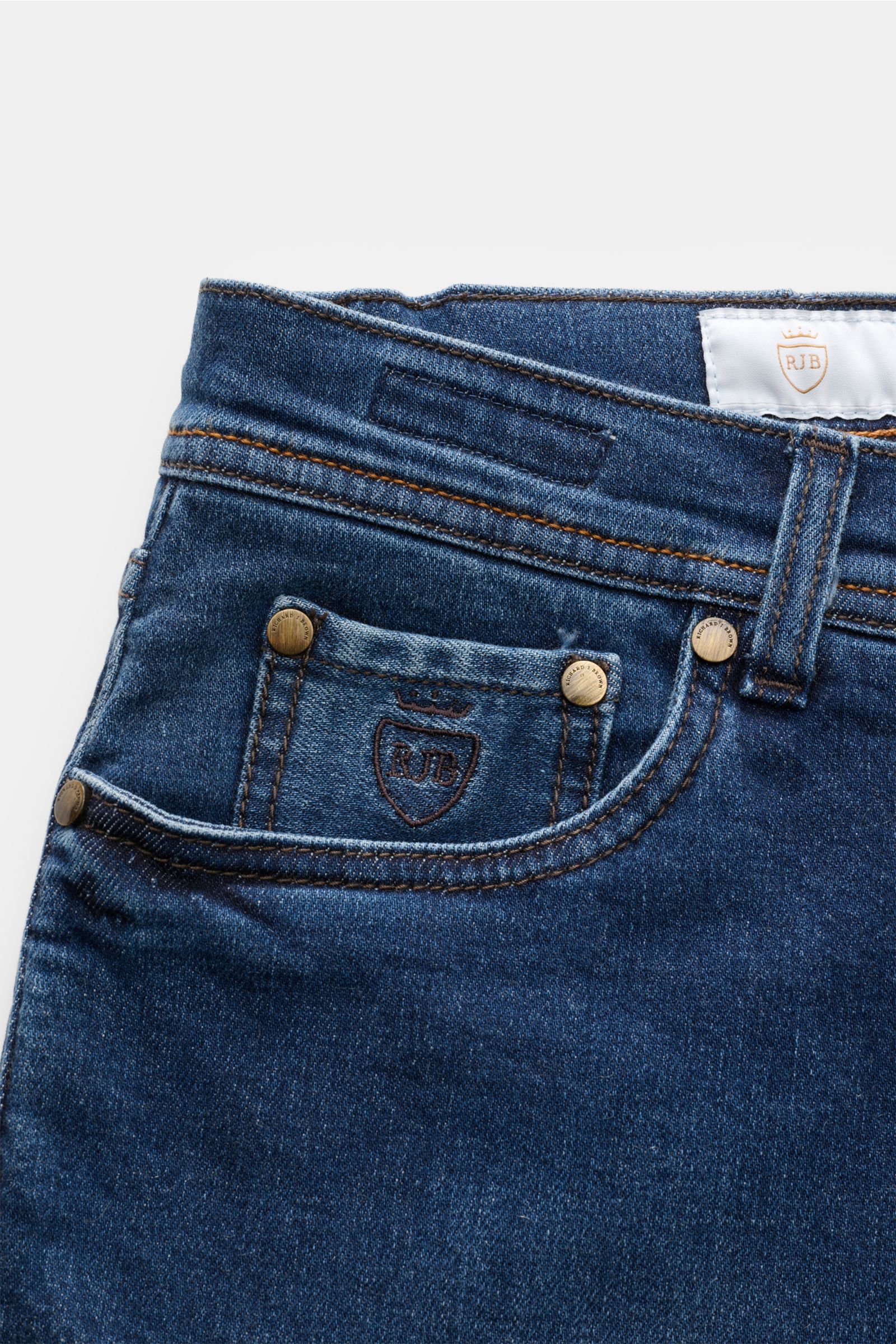 Richard J. Brown Jeans 'Milano' dunkelblau aus Baumwolle und Cashmere, Slim Fit, Five-Pocket-Stil, Münztasche mit Logo-Stitching, Lederpatch, Detailansicht von oben.