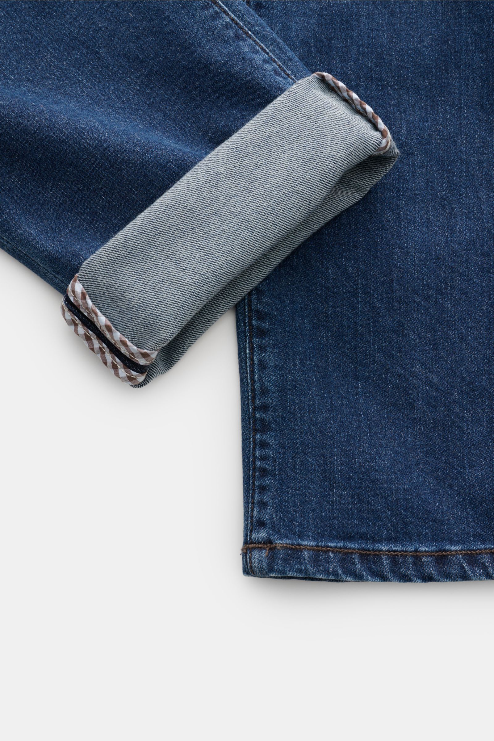 Richard J. Brown Jeans 'Milano' dunkelblau, Detailaufnahme vom Bein mit aufgekrempeltem Saum, Denim aus Baumwolle und Cashmere, Slim Fit, Five-Pocket-Stil, Münztasche mit Logo-Stitching, Leather Patch, leicht elastisch, weicher Griff, Reißverschluss und B