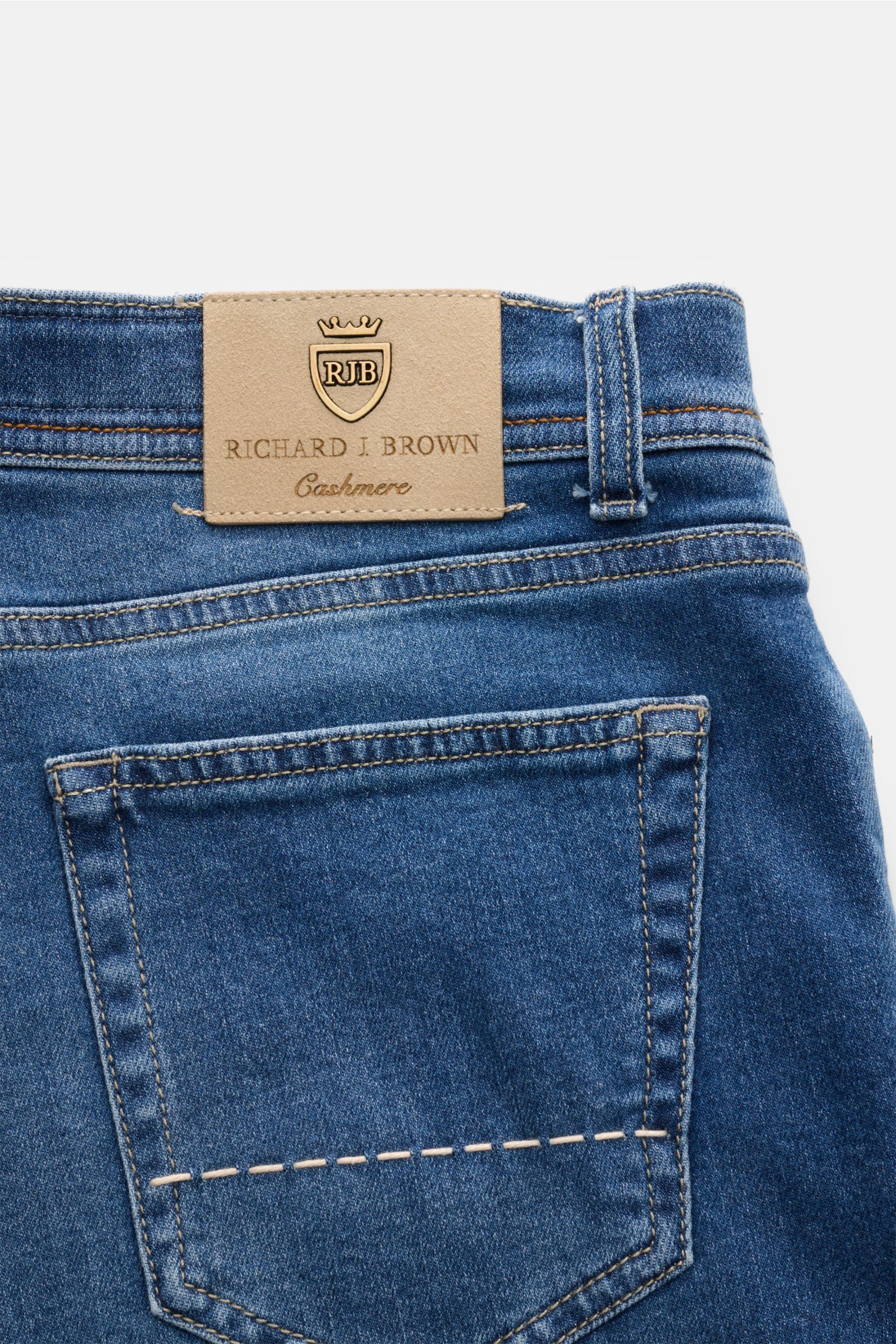 Richard J. Brown Jeans 'Milano' blau, Nahaufnahme Rückseite mit Five-Pocket-Stil, Lederpatch, Münztasche mit Logo-Stitching, Denim aus Baumwolle und Cashmere, Slim Fit, leicht schmal zulaufend, weicher Griff, leicht elastische Qualität, Reißverschluss und
