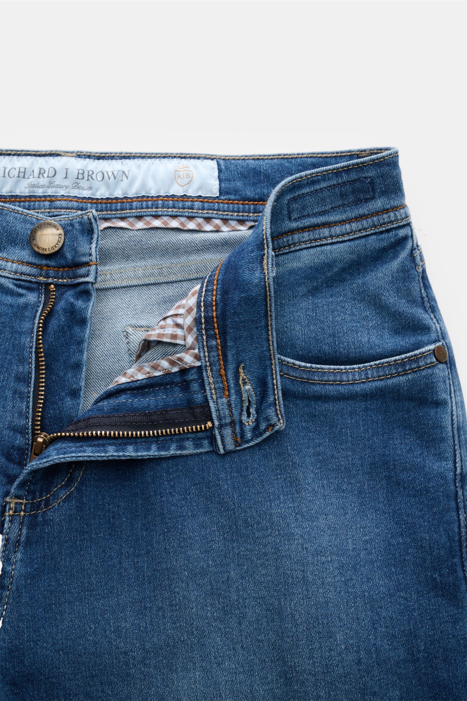 Richard J. Brown Jeans 'Milano' blau, Nahaufnahme von Bund und offenem Reißverschluss, Slim Fit, Five-Pocket, Denim aus Baumwolle und Cashmere, weicher Griff, leicht elastisch, Münztasche mit Logo-Stitching, Leather Patch.