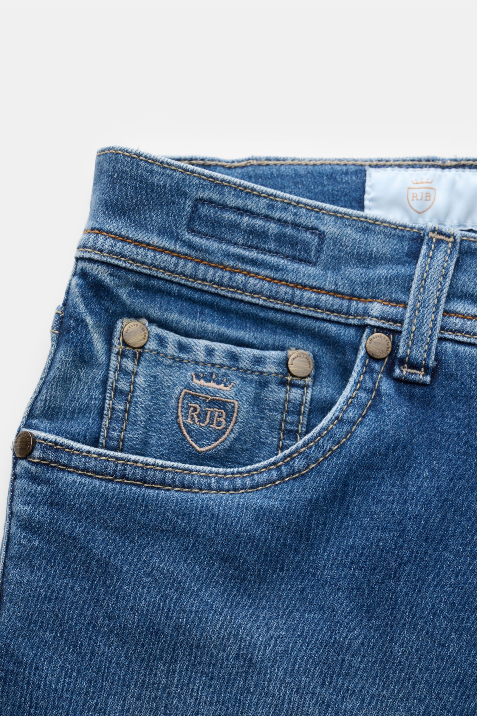 Richard J. Brown Jeans 'Milano' blau, Detailaufnahme Fronttasche mit Münztasche, Denim aus Baumwolle und Cashmere, Slim Fit, Five-Pocket-Stil, Lederpatch.