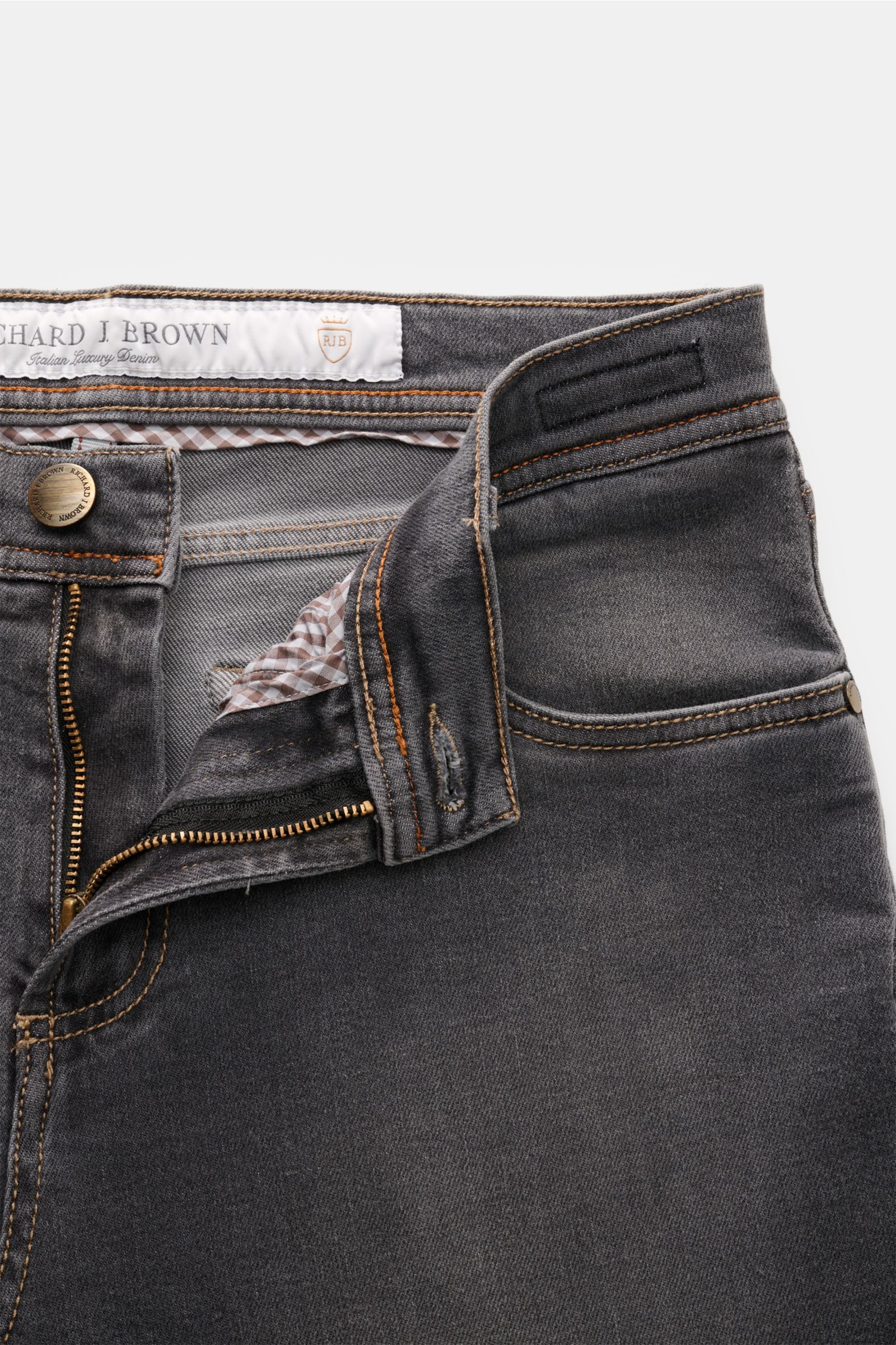 Richard J. Brown Jeans 'Milano' dunkelgrau, Vorderansicht mit offenem Reißverschluss, Slim Fit, Five-Pocket-Stil, Denim aus Baumwolle und Cashmere, leicht elastisch, weicher Griff, Münztasche mit Logo-Stitching, Leather Patch.