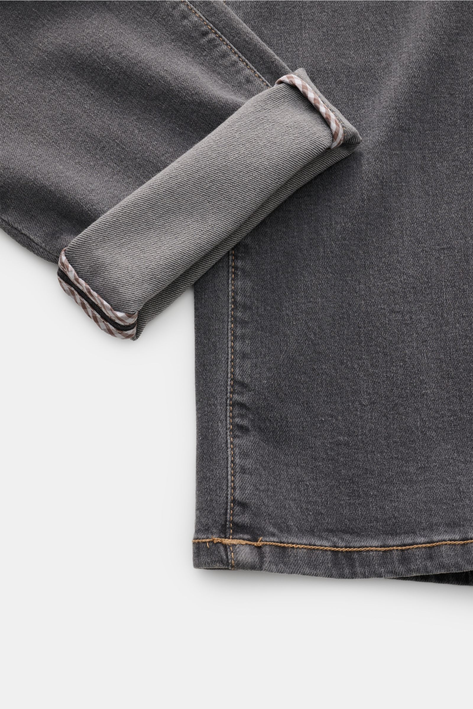 Richard J. Brown Jeans 'Milano' dunkelgrau, Detailaufnahme vom Bein mit umgeschlagenem Saum, Denim aus Baumwolle und Cashmere, Slim Fit, Five-Pocket-Stil, weich, elastisch, Münztasche mit Logo-Stitching, Reißverschluss, Bundknopf, Leather Patch.