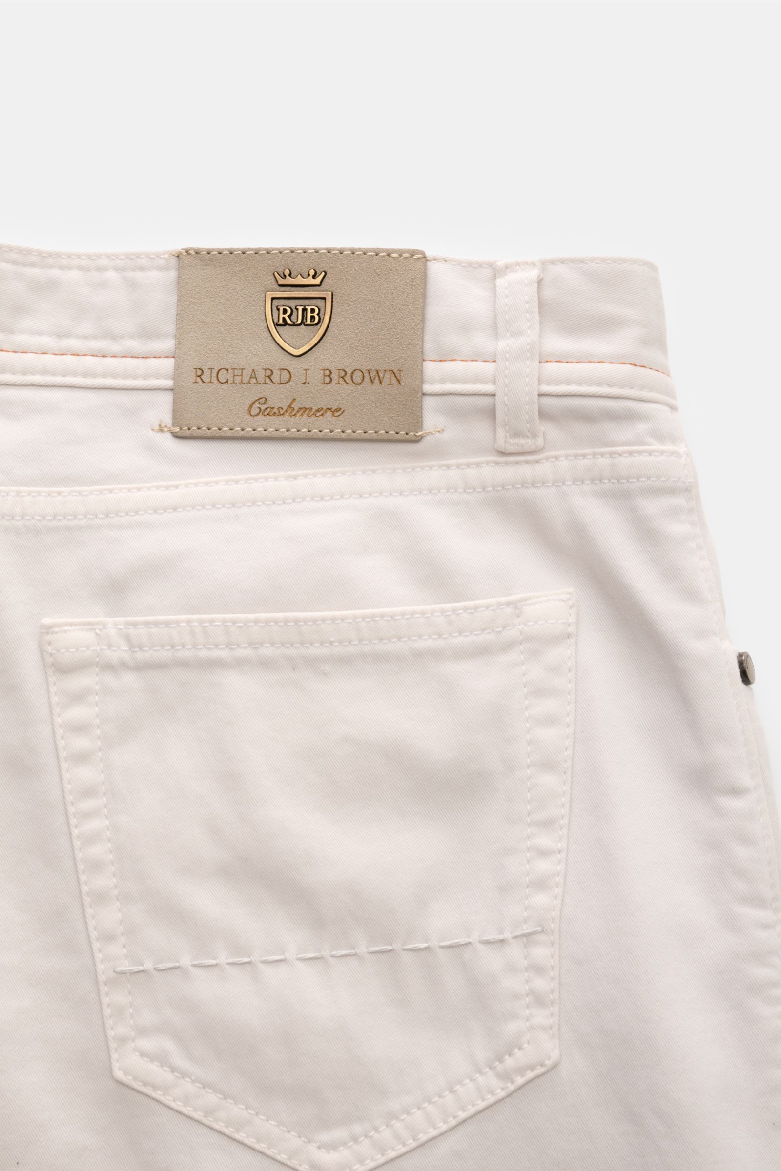 Close-up rear view of Richard J. Brown Jeans 'Milano' light grey showing back pocket, leather patch with logo, and stitching details.

Fine denim meets luxurious softness: The slim fit jeans 'Milano' by RICHARD J. BROWN are made of an innovative fabr