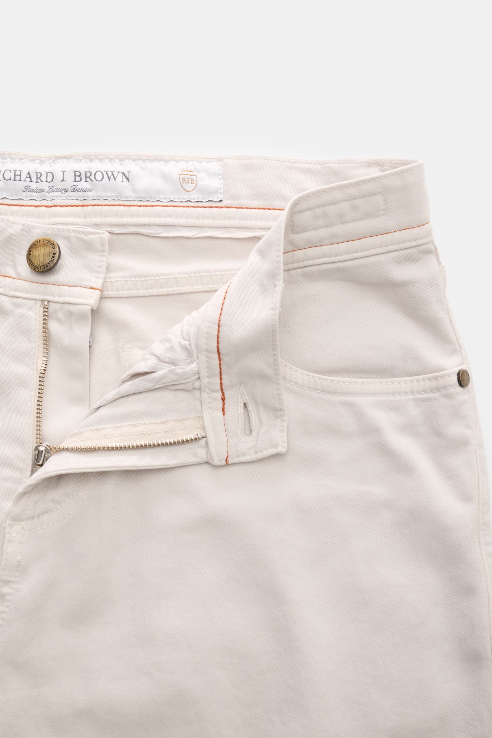 Front close-up view of Richard J. Brown Jeans 'Milano' light grey with open zipper, slim fit, tapered cut, five-pocket style, cotton-cashmere blend.  

Fine denim meets luxurious softness: The slim fit jeans 'Milano' by RICHARD J. BROWN are made of a