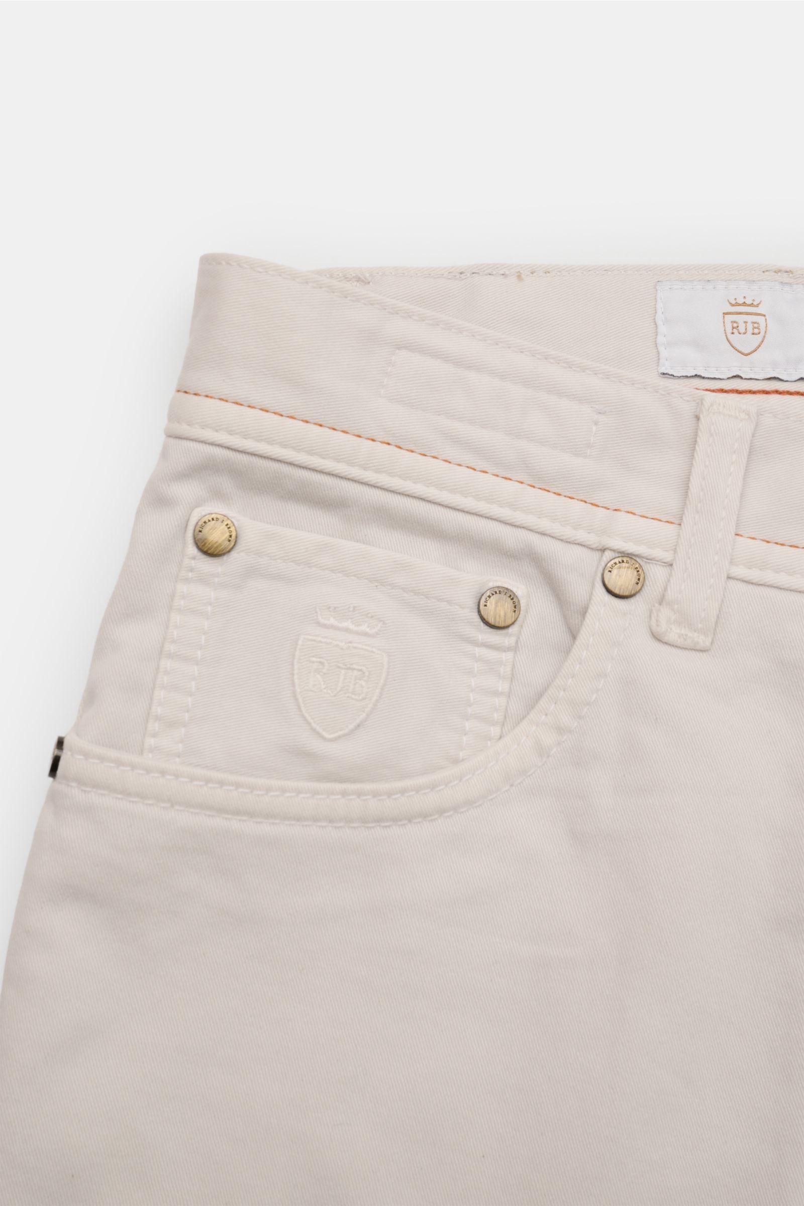 Close-up front view of Richard J. Brown Jeans 'Milano' light grey showing slim fit, tapered cut, five-pocket style with logo stitching, zip and waist button.

Fine denim meets luxurious softness: The slim fit jeans 'Milano' by RICHARD J. BROWN are ma