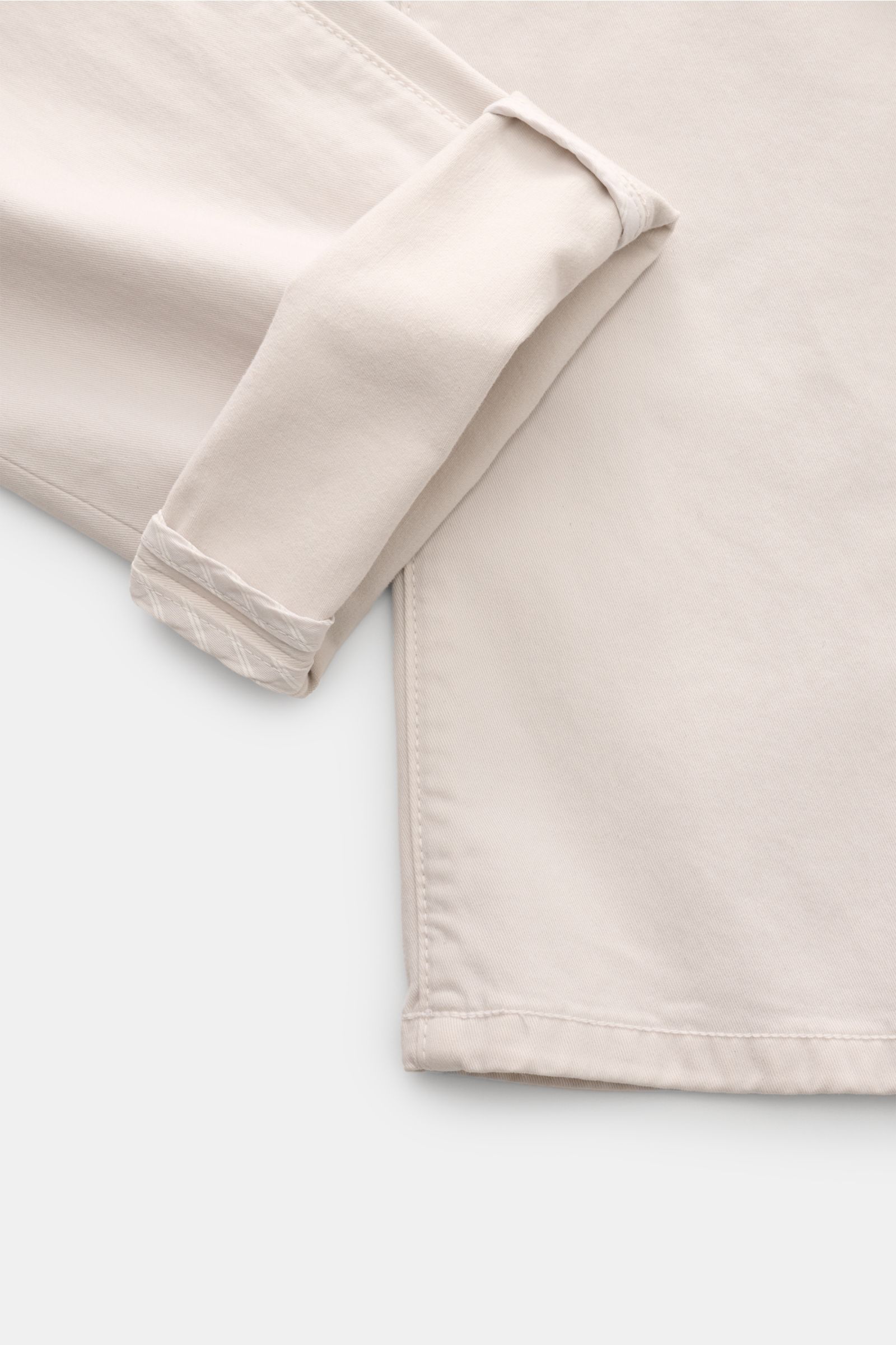 Close-up view of the cuff and hem of Richard J. Brown Jeans 'Milano' light grey, showcasing fine denim fabric and stitching.

Description: Fine denim meets luxurious softness: The slim fit jeans 'Milano' by RICHARD J. BROWN are made of an innovative fab