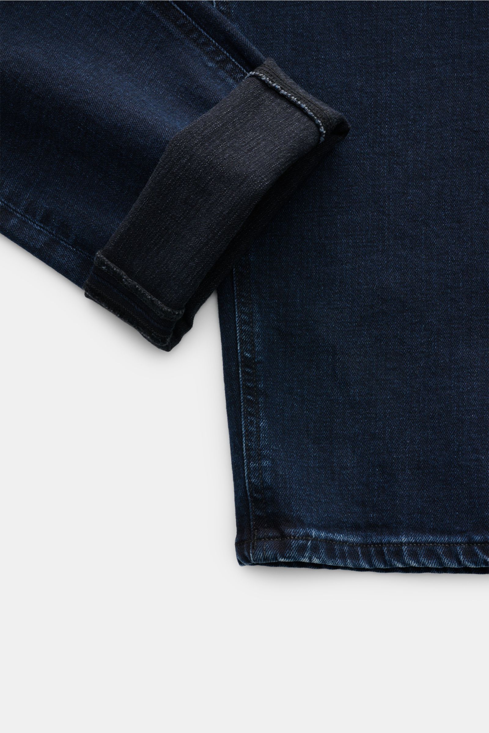 Dondup Jeans 'Jeff' dunkelblau, Detailaufnahme vom Beinende mit umgeschlagenem Saum, leichter Stretch, Carrot Fit, knöchellang, Baumwoll-Denim.
