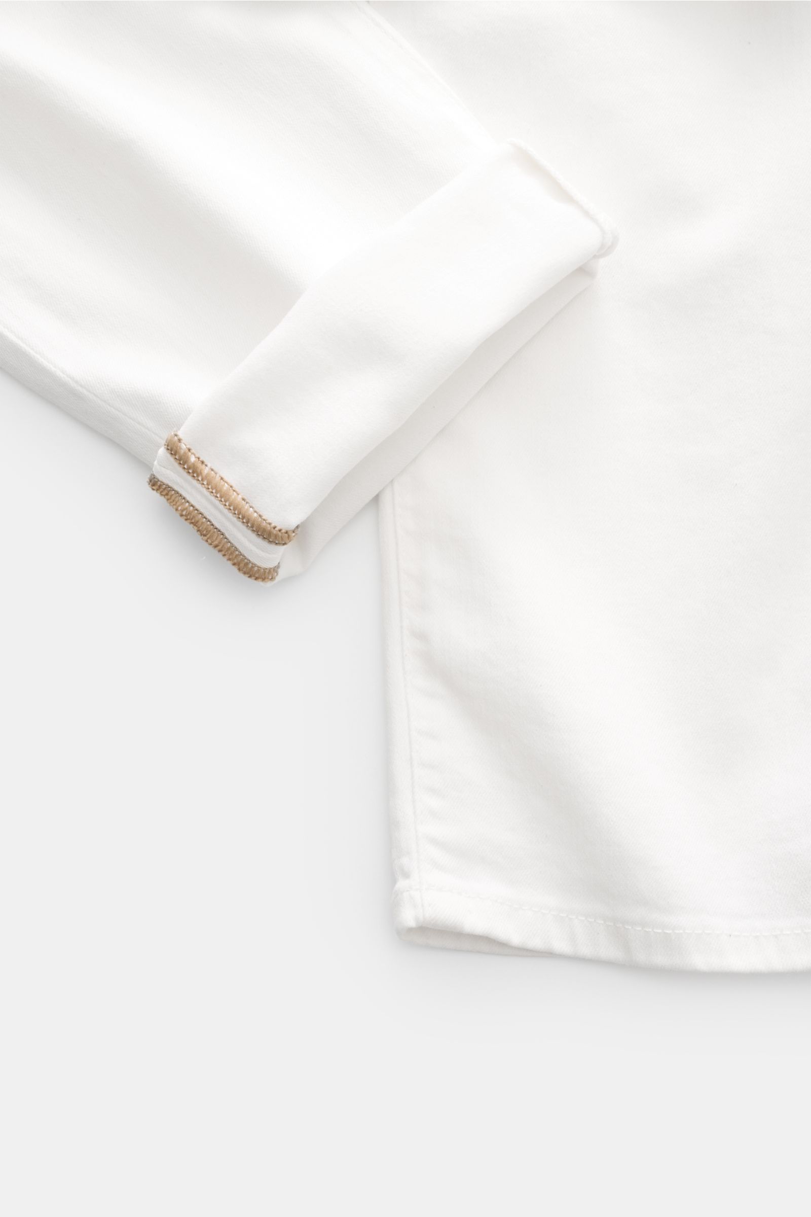 Close-up front-side view of Ace Denim Jeans 'AD 15' off-white showing fabric texture and stitched hem details, slim fit and soft feel.

ACE DENIM stands for hand-made jeans and sustainable production processes – the model 'AD 15' is made of a material 