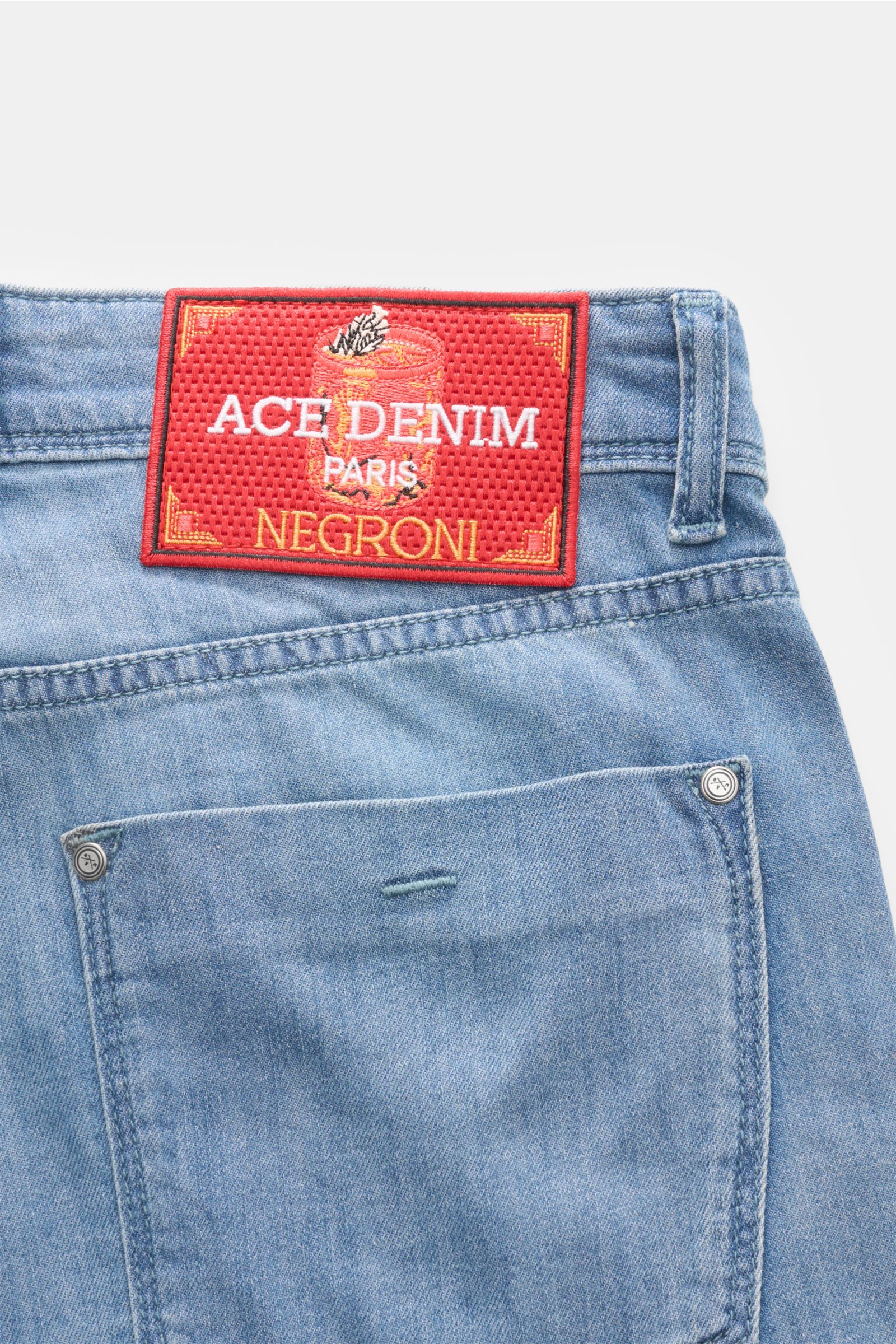 Close-up rear view of Ace Denim Jeans 'AD 15 bleached' smoky blue showing back pocket, belt loop, and red woven patch with logo.

ACE DENIM stands for hand-made jeans and sustainable production processes – the model 'AD 15' is made of a material blend 