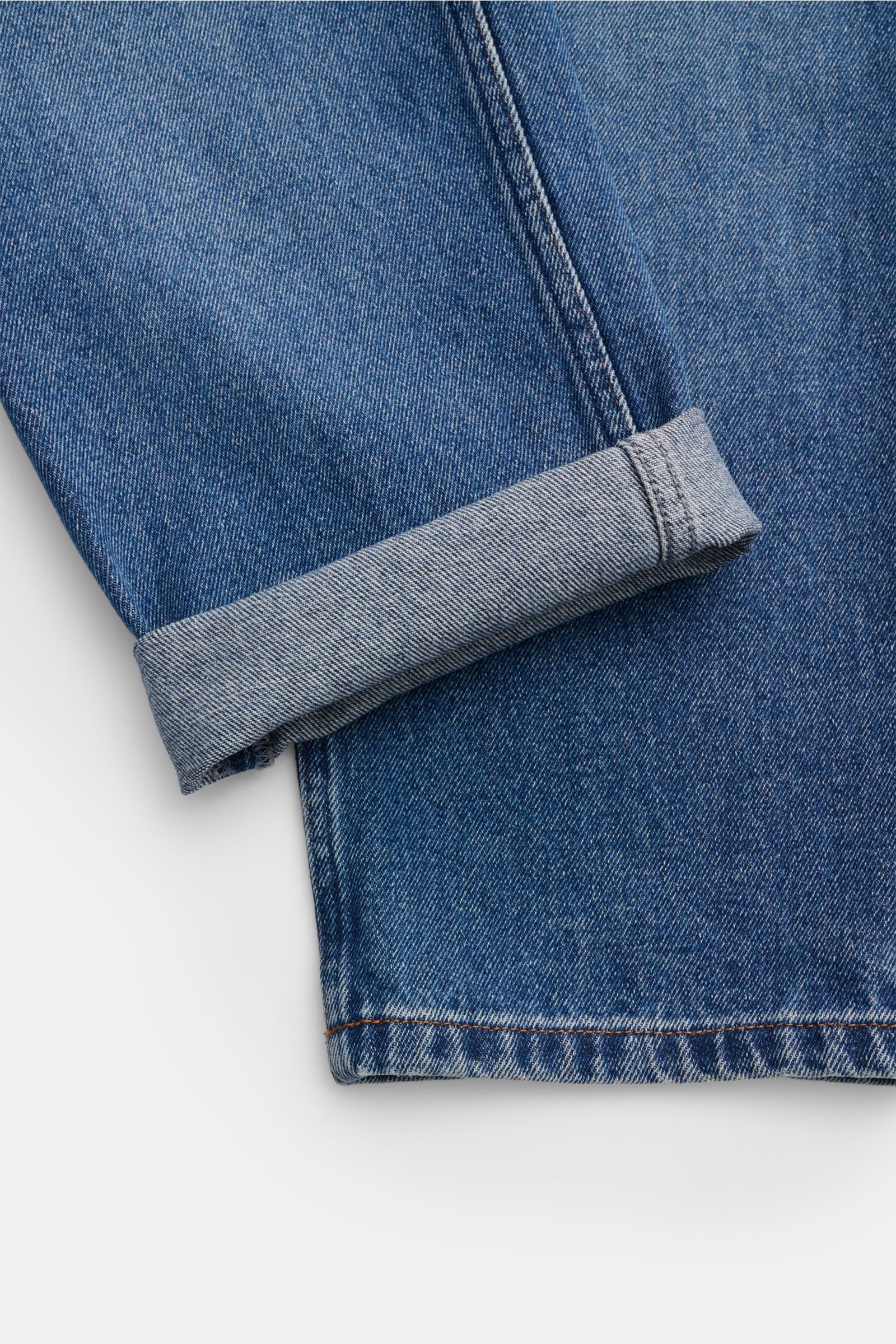 Ausschnitt der A.P.C. Jeans 'Jean Martin' blau mit authentischer Waschung, Regular Fit, geradem Schnitt und aufgekrempeltem Bein, Frontansicht.