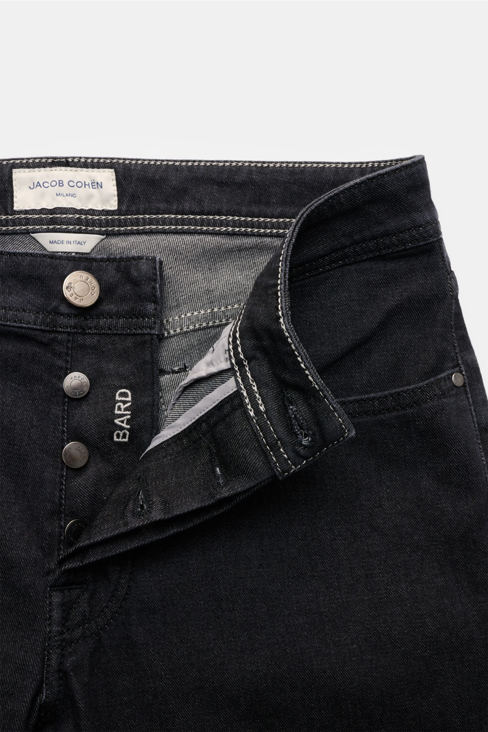 Close-up front view of Jacob Cohen Jeans 'Bard' anthrazit with button fly, visible stitching, and inner label.

Description: Mit dem luxuriösen Slim Fit Klassiker 'Bard' von JACOB COHEN liegen Sie immer richtig: Die leicht elastische Mischung aus Baumw