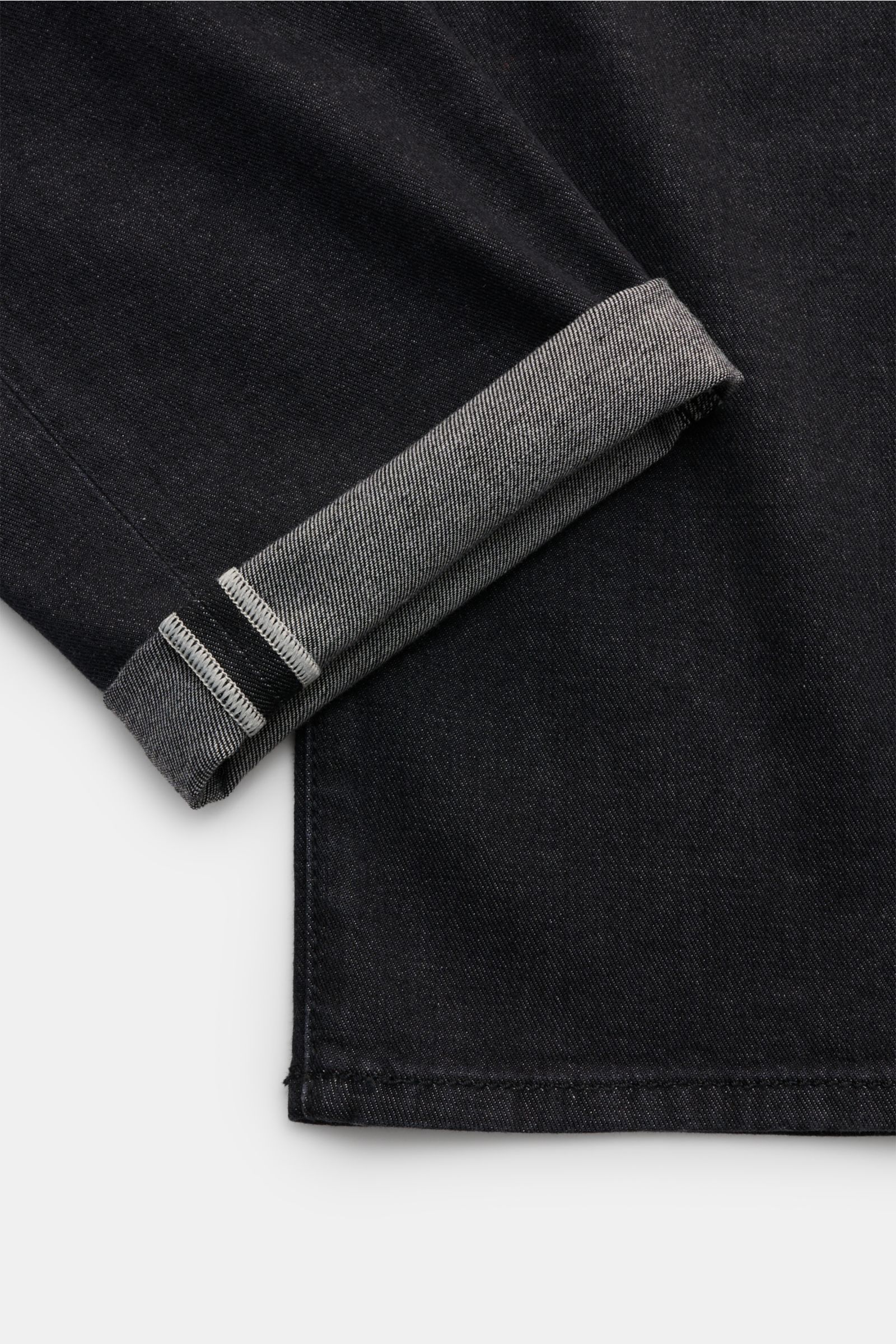 Close-up of the cuff of Jacob Cohen Jeans 'Bard' anthrazit, showing the folded hem with light grey inner fabric, photographed from the side.

Description: Mit dem luxuriösen Slim Fit Klassiker 'Bard' von JACOB COHEN liegen Sie immer richtig: Die leicht