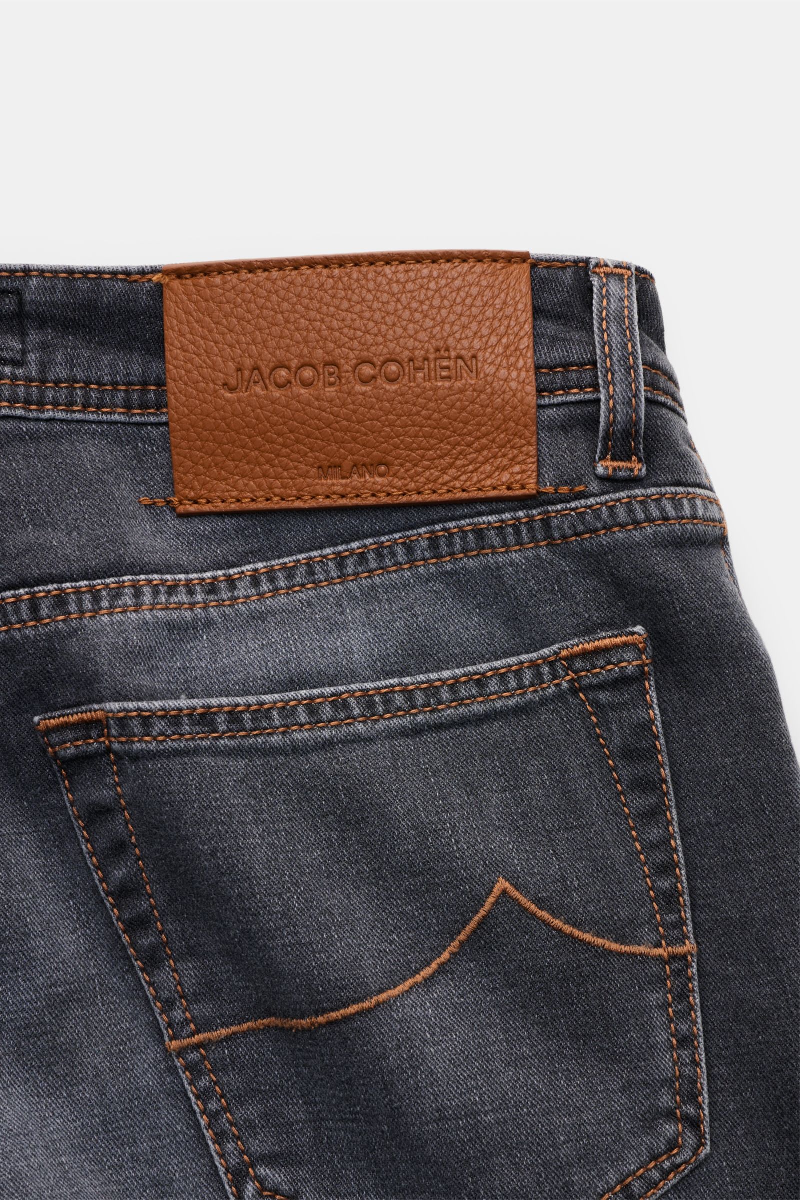 Close-up rear view of Jacob Cohen Jeans 'Bard' grau showing gray denim with authentic used wash, brown stitching, back pocket, and leather patch.  

Description: Mit dem luxuriösen Slim Fit Klassiker 'Bard' von JACOB COHEN liegen Sie immer richtig: Die