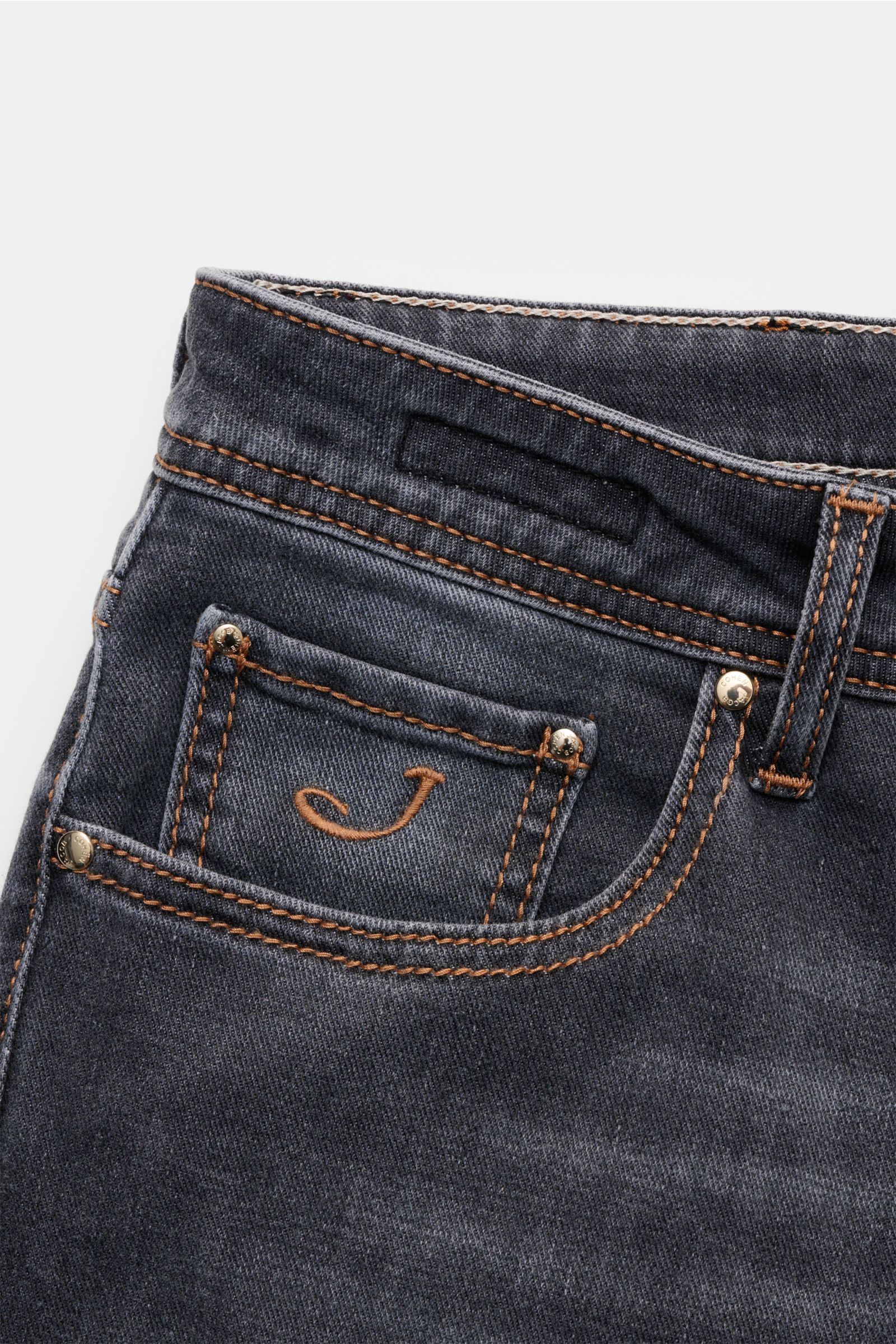 Close-up top-front view of Jacob Cohen Jeans 'Bard' grau showing grey denim with authentic used wash, orange stitching, coin pocket with 'J' initial, and button fly. Mit dem luxuriösen Slim Fit Klassiker 'Bard' von JACOB COHEN liegen Sie immer richtig: Di