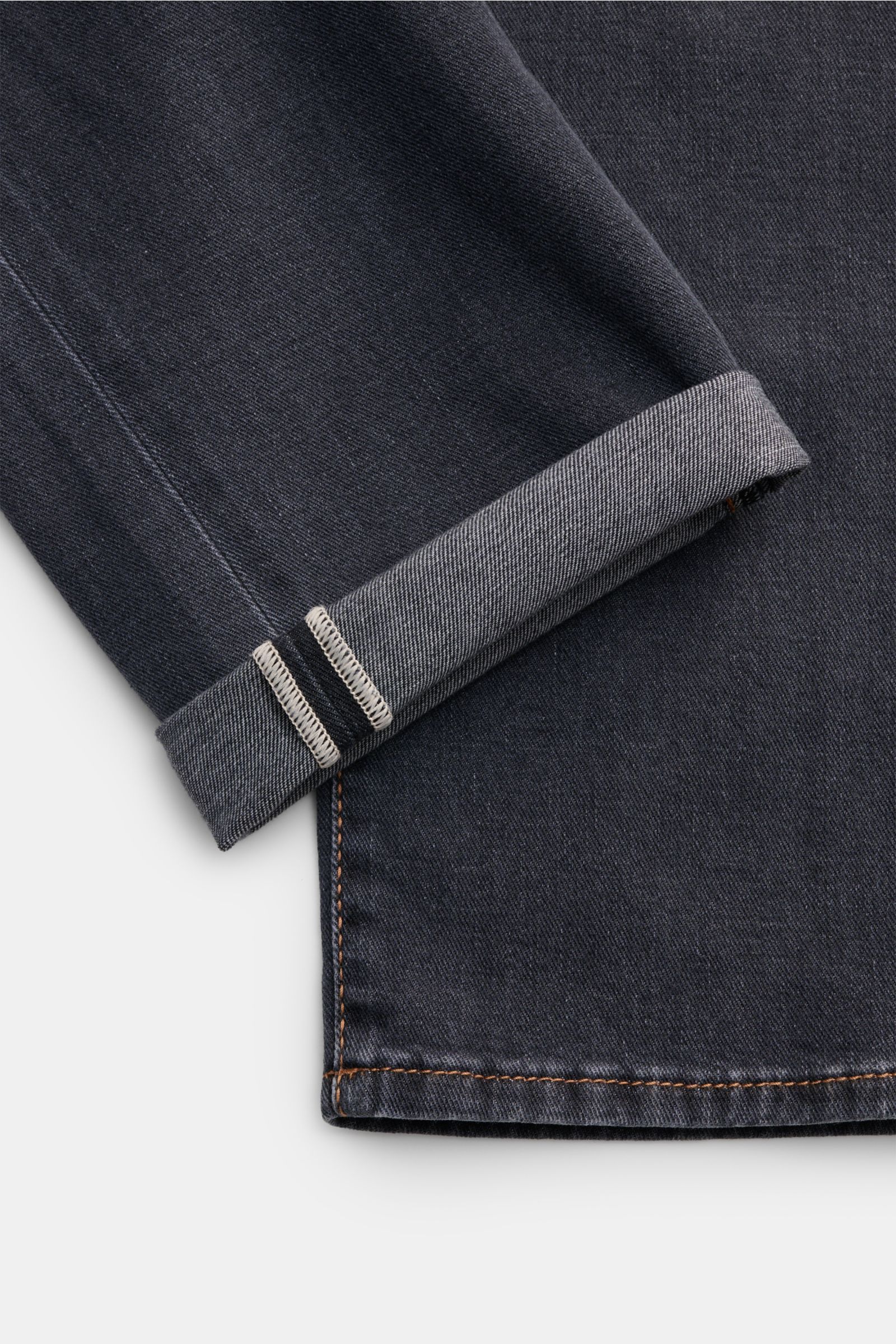 Close-up view of the cuff and hem of Jacob Cohen Jeans 'Bard' grau, showing dark grey denim with folded cuff, detailed stitching, and fabric texture.

Description: Mit dem luxuriösen Slim Fit Klassiker 'Bard' von JACOB COHEN liegen Sie immer richtig: D