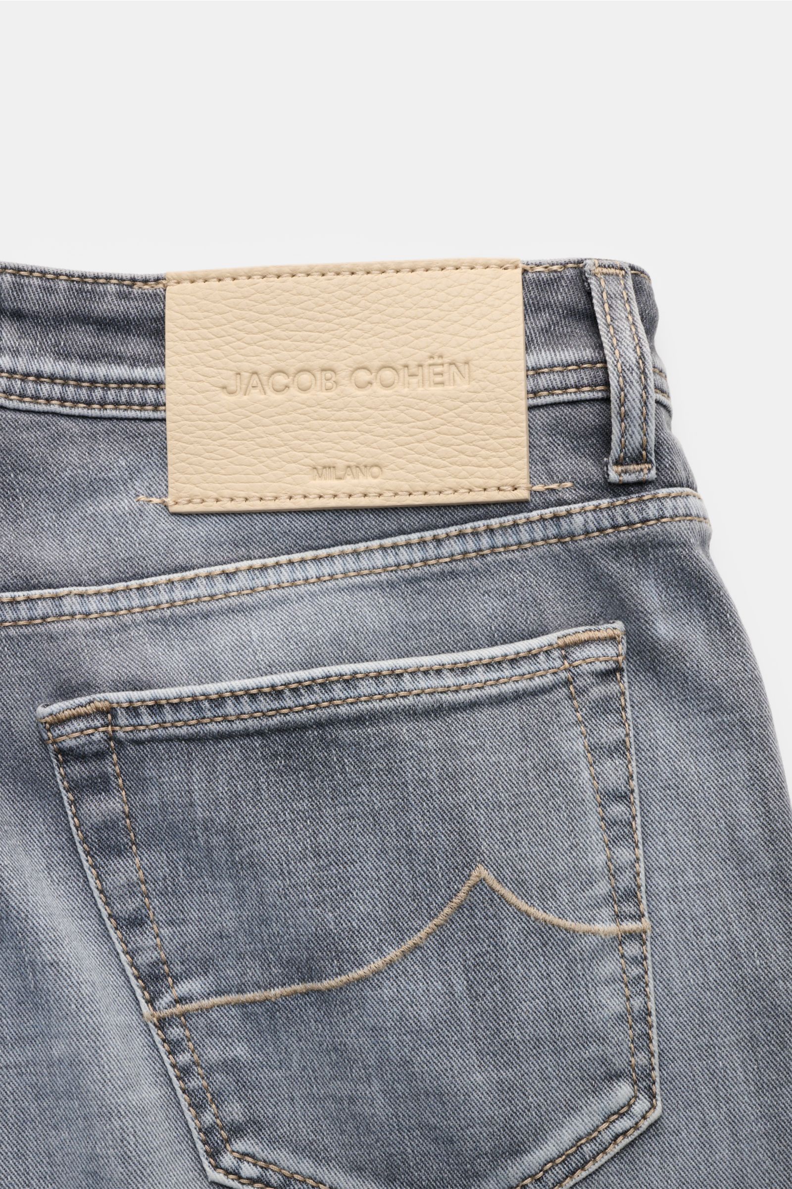 Close-up rear view of Jacob Cohen Jeans 'Bard' hellgrau showing light gray denim with authentic used wash, back pocket stitching, and leather patch.

Description: Mit dem luxuriösen Slim Fit Klassiker 'Bard' von JACOB COHEN liegen Sie immer richtig: Di