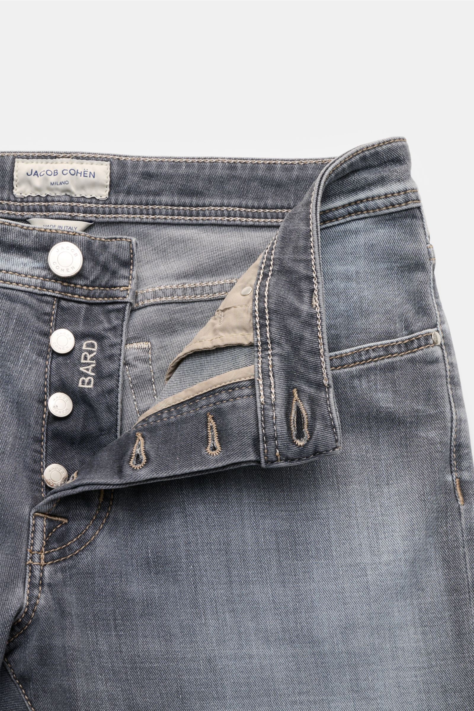 Close-up front view of Jacob Cohen Jeans 'Bard' hellgrau with button fly, authentic used wash, and detailed stitching.

Mit dem luxuriösen Slim Fit Klassiker 'Bard' von JACOB COHEN liegen Sie immer richtig: Die leicht elastische Mischung aus Baumwolle 