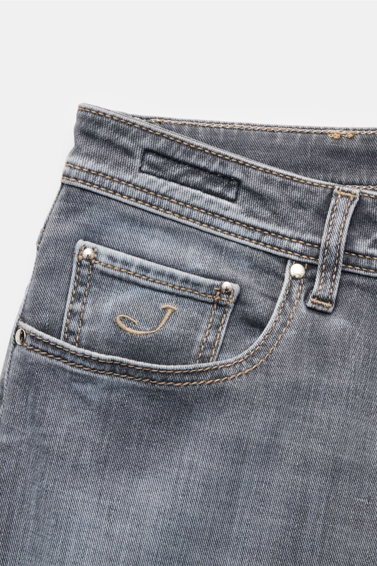 Close-up front view of Jacob Cohen Jeans 'Bard' hellgrau showing the light grey denim with authentic used wash, coin pocket with 'J' initial, stitching details, and belt loop. Mit dem luxuriösen Slim Fit Klassiker 'Bard' von JACOB COHEN liegen Sie immer r