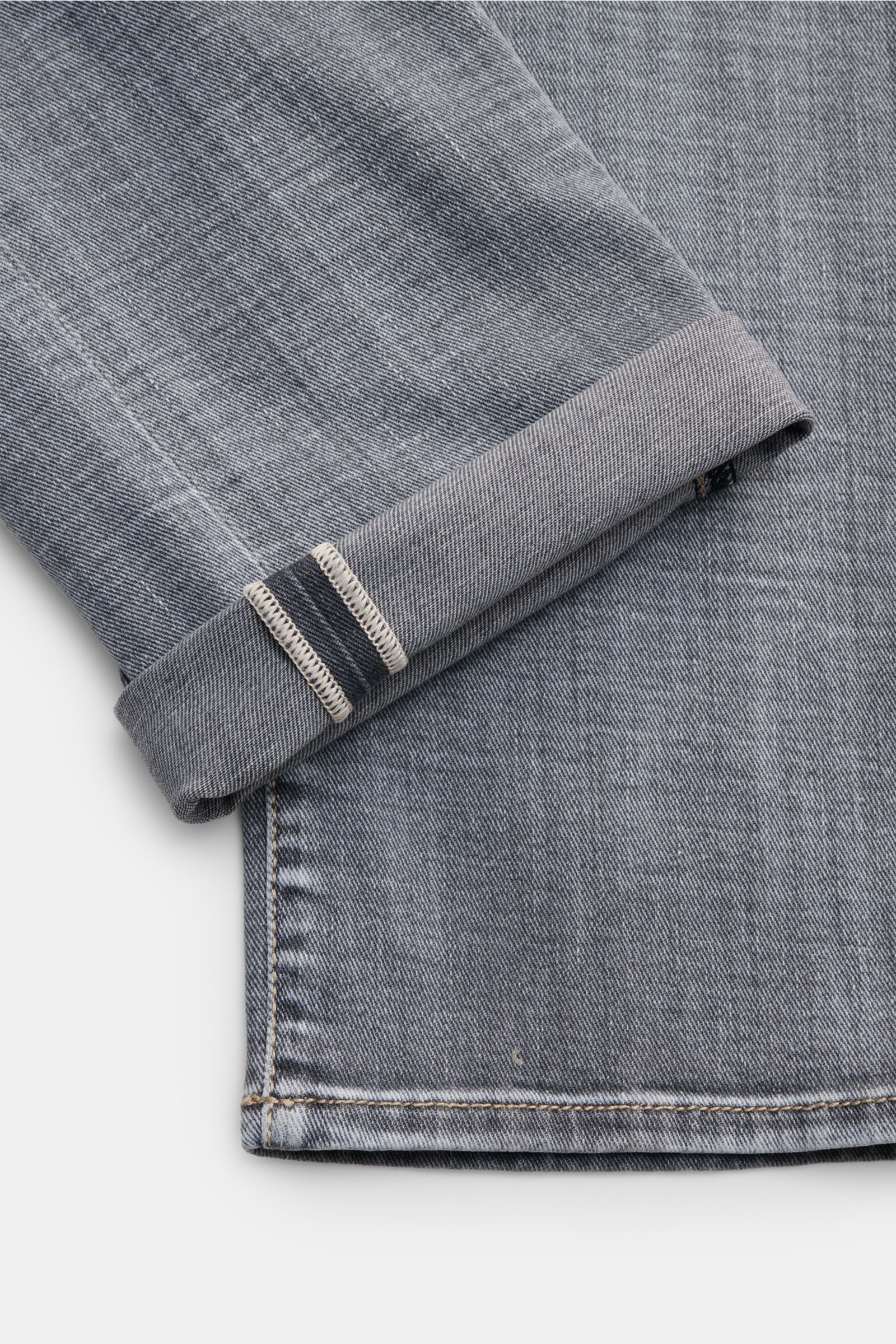 Close-up of the cuff and lower leg of Jacob Cohen Jeans 'Bard' hellgrau, showing light grey denim with authentic used wash and stitching details.

Mit dem luxuriösen Slim Fit Klassiker 'Bard' von JACOB COHEN liegen Sie immer richtig: Die leicht elastis