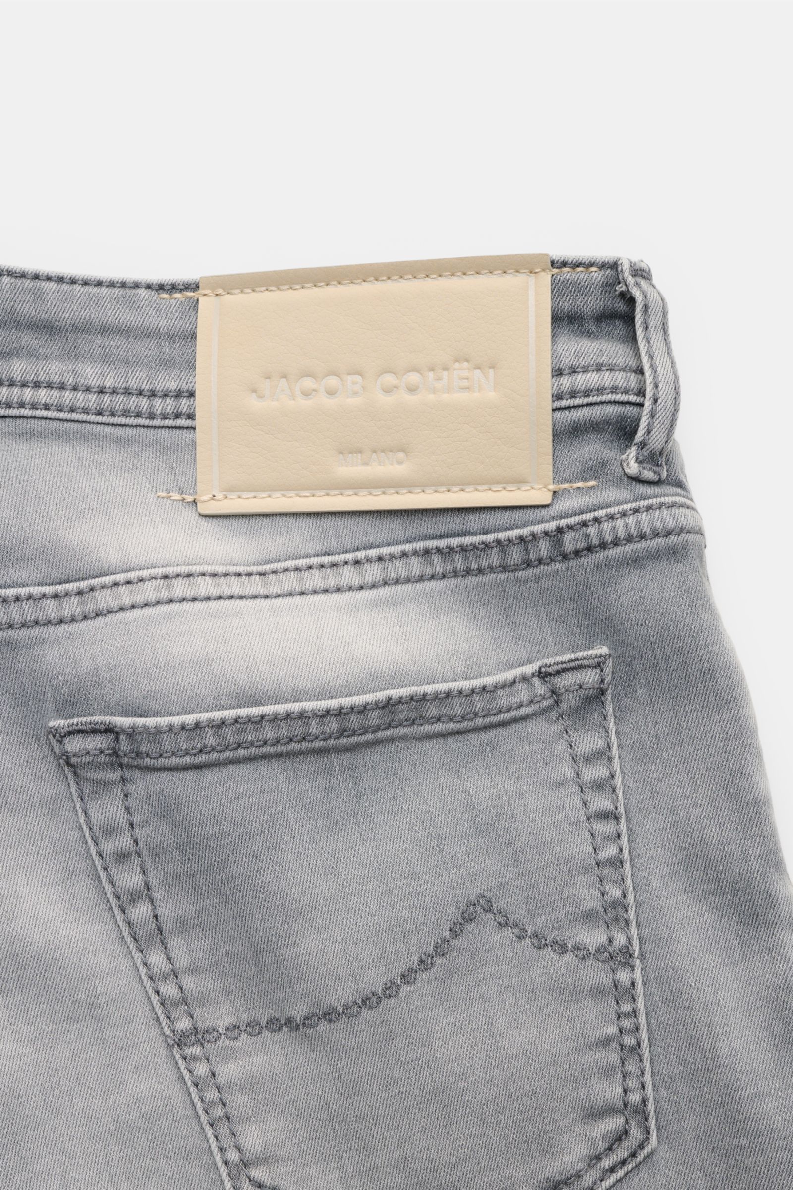 Jacob Cohen Jeans 'Bard' hellgrau Rückansicht mit Leather-Patch, Five-Pocket-Stil, authentischer Used-Waschung und weichem Griff.