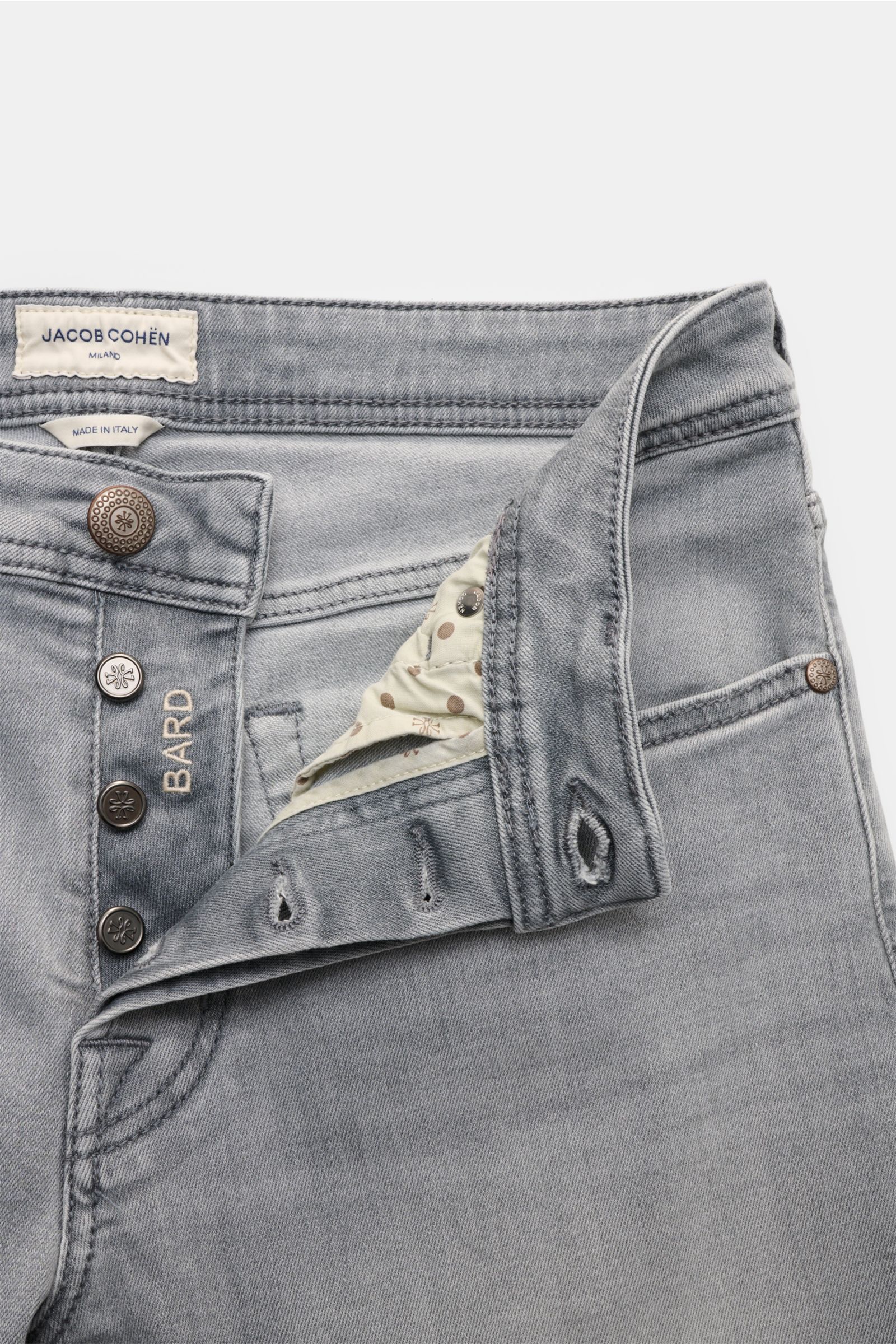 Nahaufnahme der hellgrauen Jacob Cohen Jeans 'Bard' mit offenem Button Fly, weicher Baumwoll-Microfaser-Mischung, Slim Fit und Used-Waschung, gesehen von vorne.