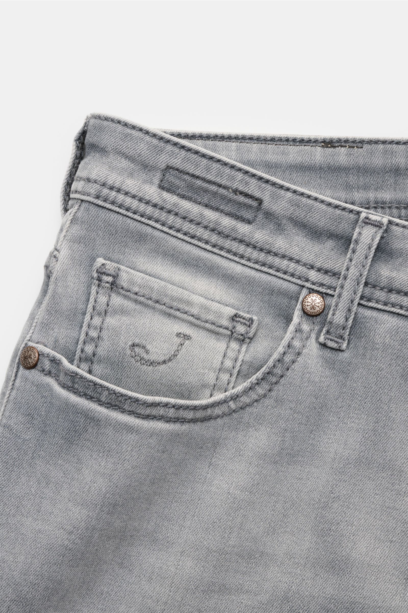 Nahaufnahme der Jacob Cohen Jeans 'Bard' hellgrau im Slim Fit mit leichter Stretch-Mischung, Used-Waschung, Button Fly und Details.